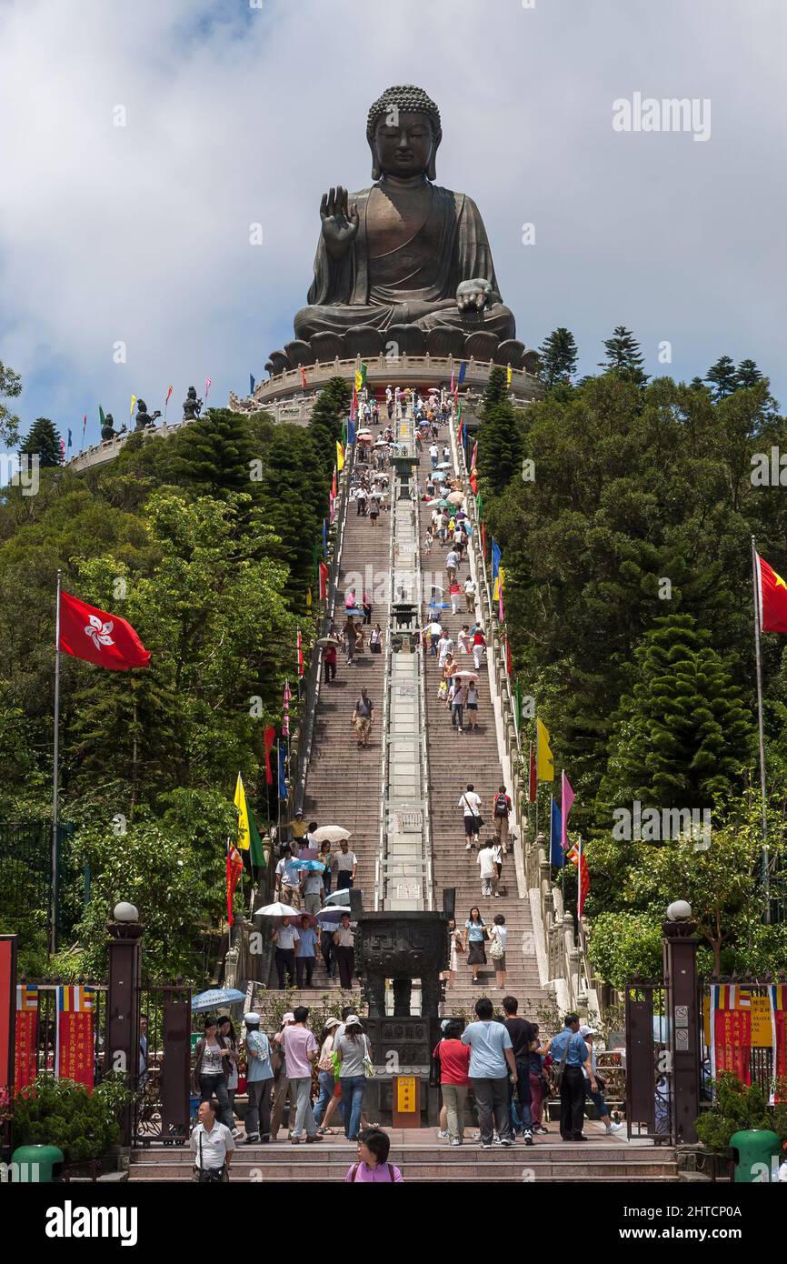 Immagini Stock - Tian Tan Buddha Aka Big Buddha È Una Grande Statua Di  Bronzo Di Un Buddha Sakyamuni E Situato A Ngong Ping Lantau Island A Hong  Kong.. Image 41703279