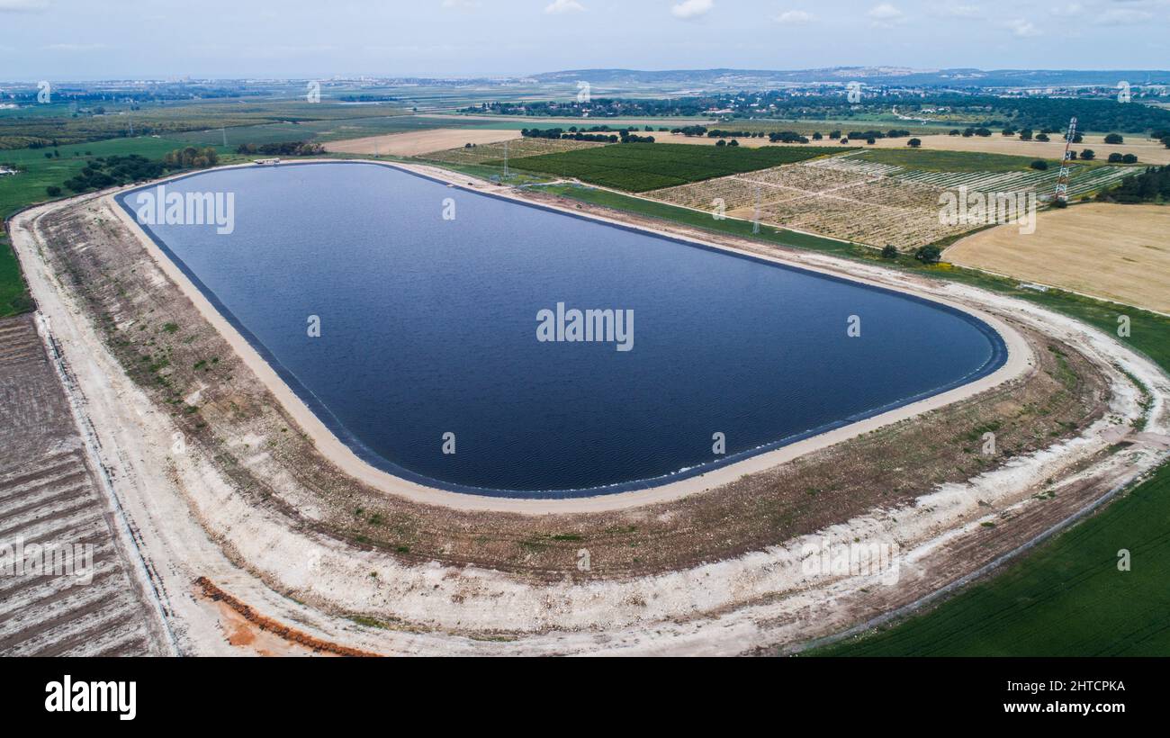 La fotografia aerea di una rete fognaria impianto di trattamento. L'acqua trattata viene poi usato per irrigazione e uso agricolo. Fotografato, Israele Foto Stock