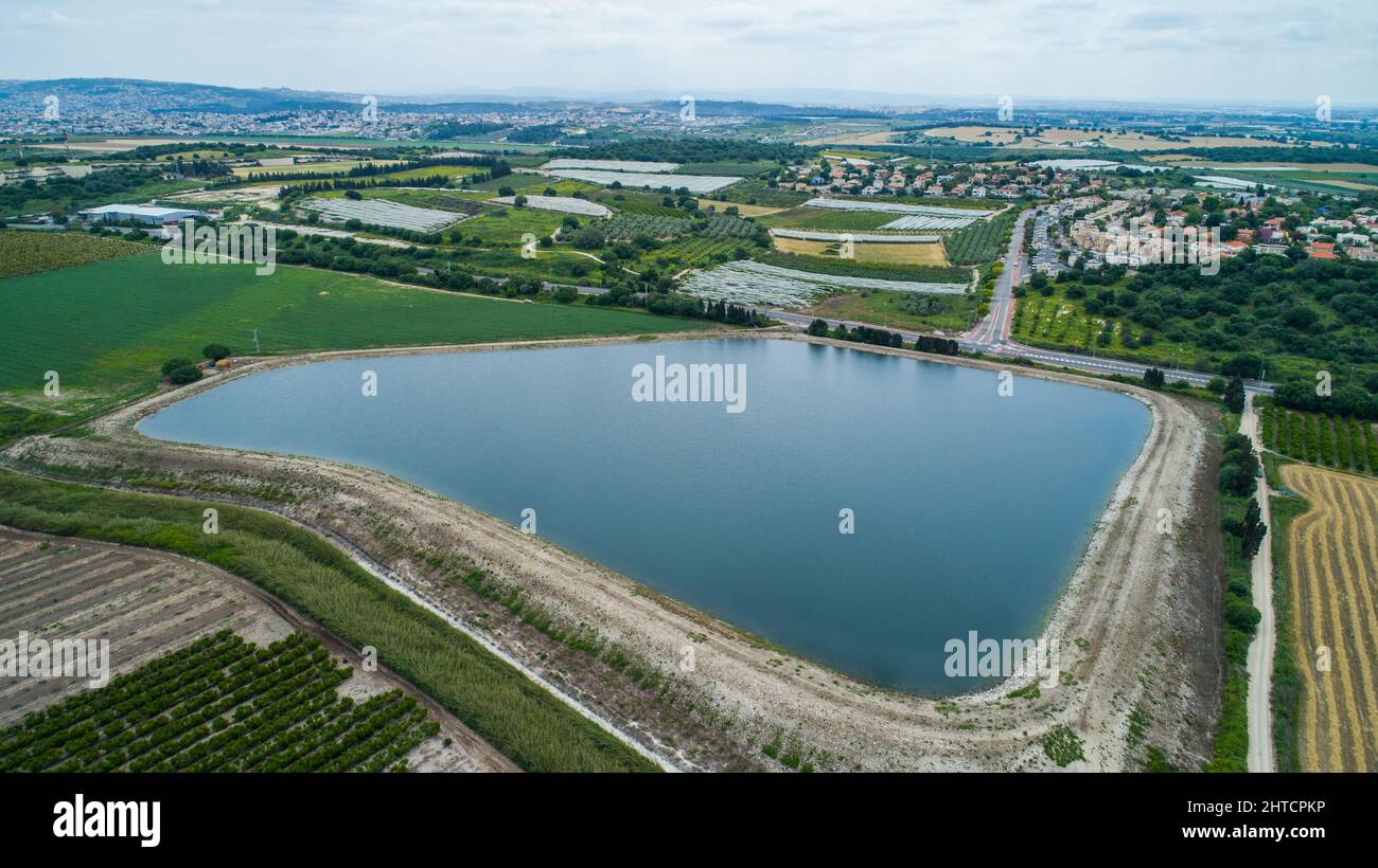 La fotografia aerea di una rete fognaria impianto di trattamento. L'acqua trattata viene poi usato per irrigazione e uso agricolo. Fotografato, Israele Foto Stock