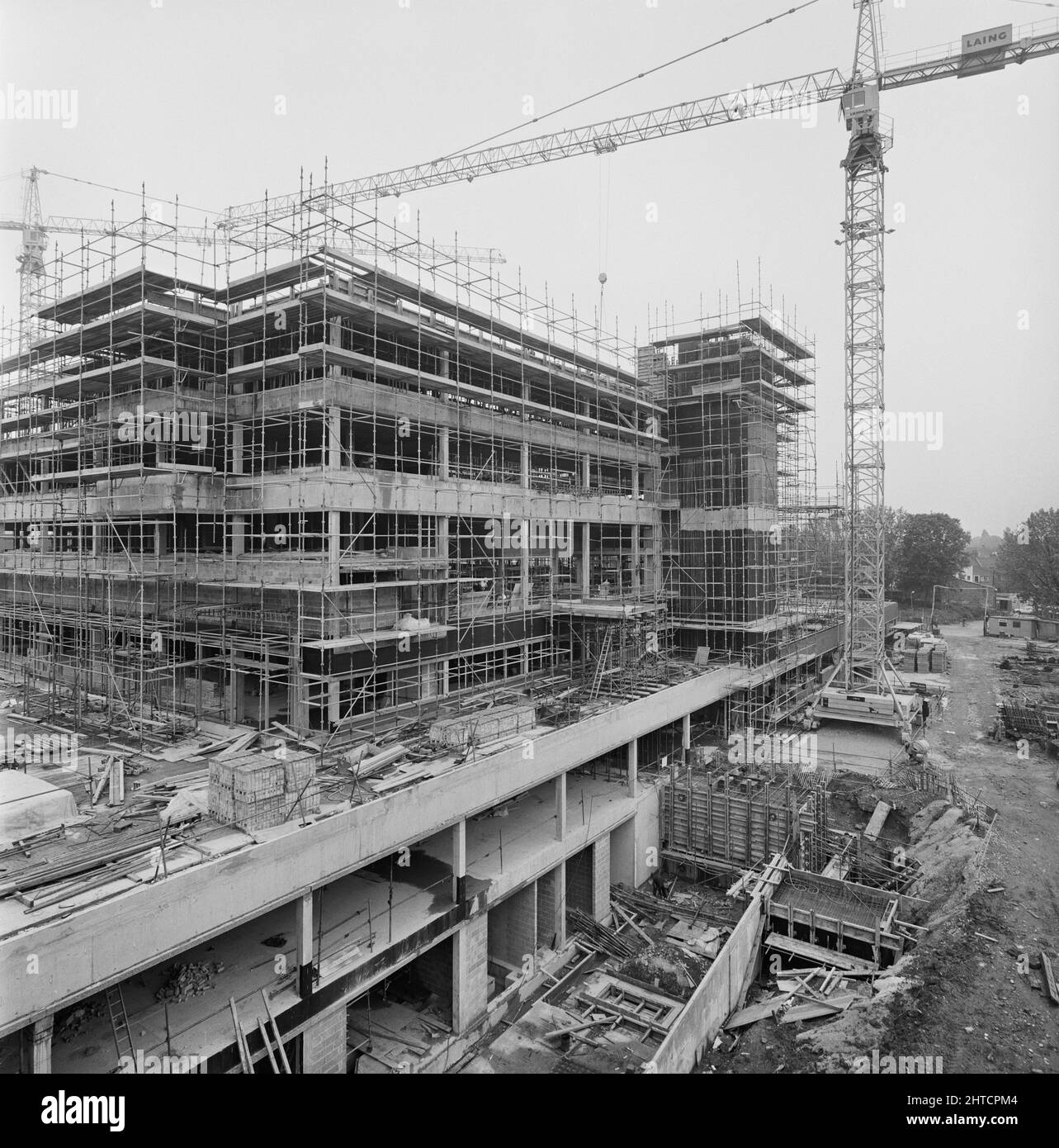 St George's Hospital, Blackshaw Road, Tooting, Wandsworth, Londra, 05/06/1985. La St James Wing al St George's Hospital, Tooting, in costruzione, guardando verso est verso l'angolo occidentale dell'edificio. La divisione Southern Region di Laing ha intrapreso la costruzione della fase 2A presso il St George&#x2019;s Hospital per conto della South West Thames Regional Health Authority tra giugno 1984 e novembre 1988. La St James Wing è stata nominata in onore del St James Hospital di Balham che era diventato parte del St George&#x2019;s Group nel 1980 e chiuso nel 1988 con l'apertura dell'extisio Foto Stock