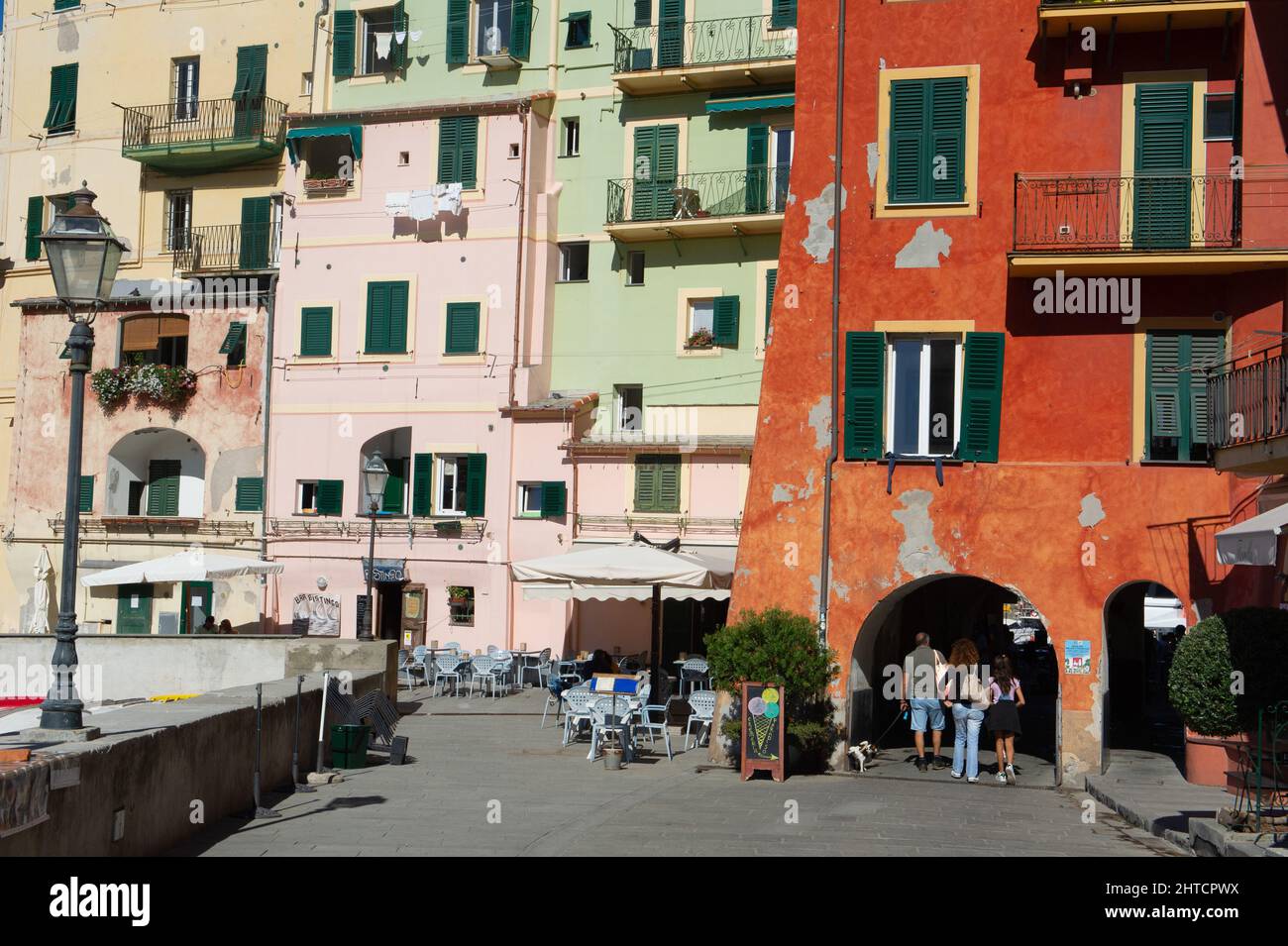 Europa, Italia, Città di Camogli sul Mediterraneo in Liguria. Edifici colorati. Foto Stock