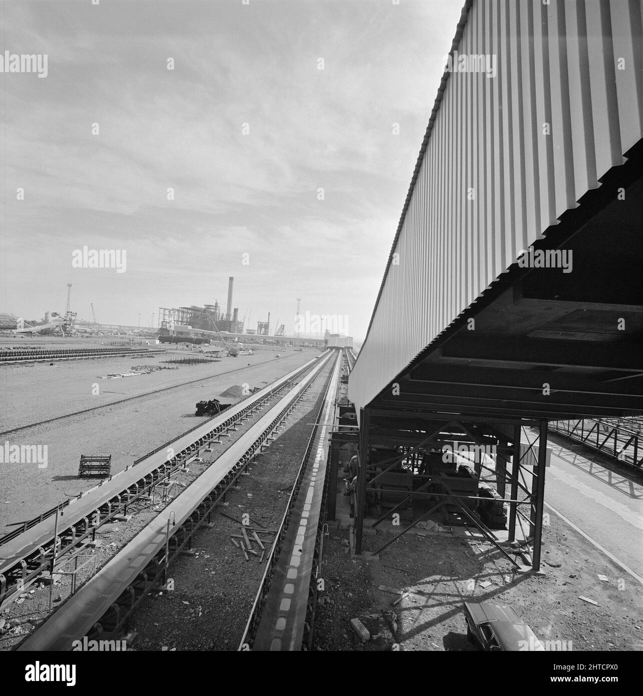 Steel Works, Redcar and Cleveland, North Yorkshire, 16/09/1975. Una vista lungo una delle serie di nastri trasportatori presso la British Steel Works di Redcar, guardando verso sud verso l'impianto di sinterizzazione. Foto Stock