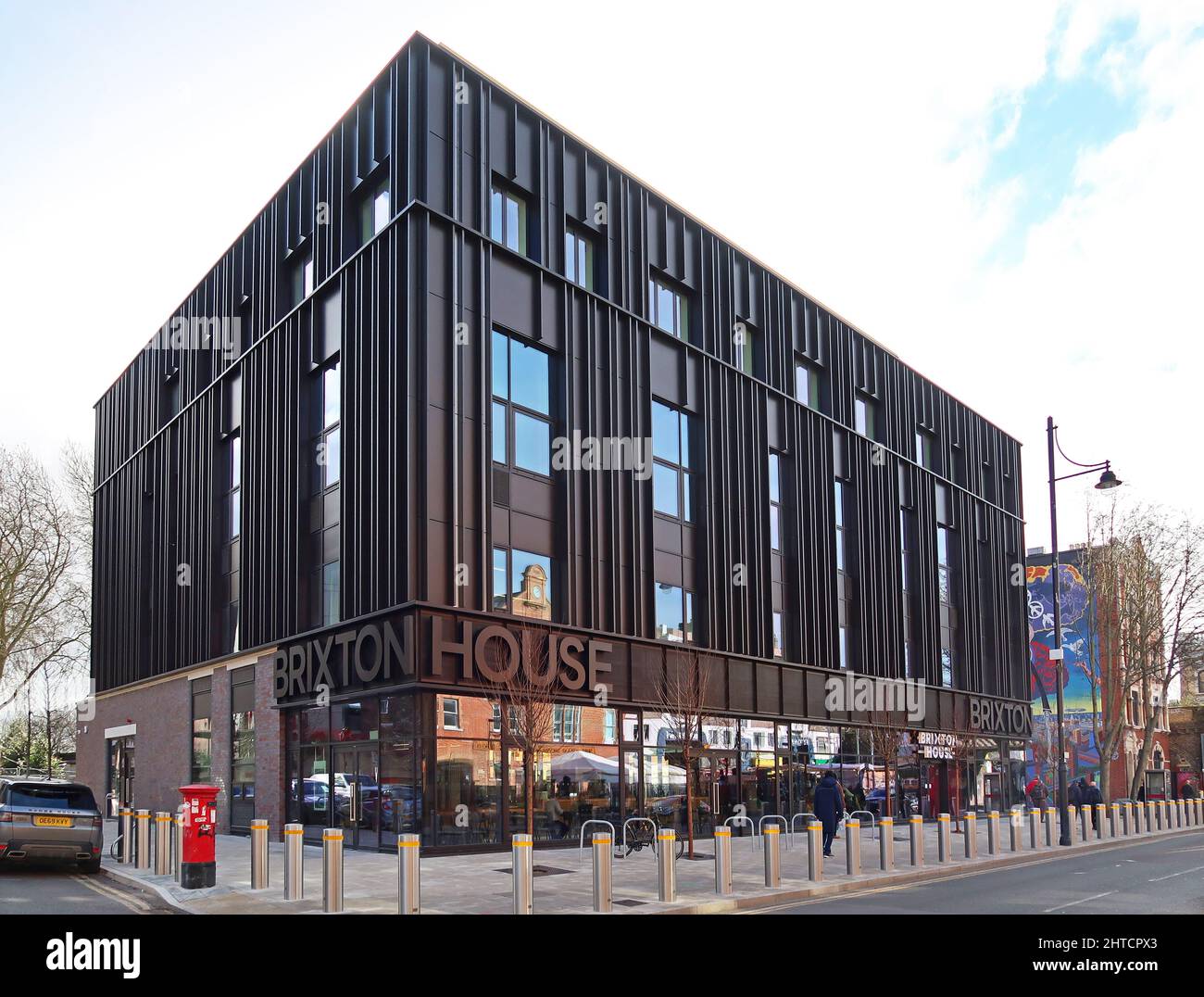 Brixton, Londra, Regno Unito. Brixton House, un nuovo teatro e studio di sviluppo su Coldharbour Lane. Monolocali, spazi per le prove e caffè/bar. Aperto a febbraio 2022. Foto Stock