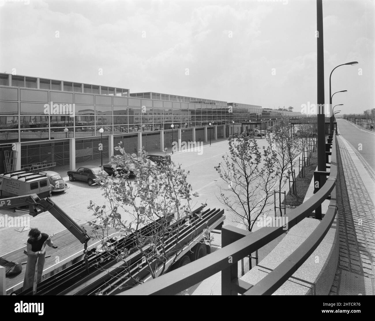 The Shopping Centre, Silbury Boulevard, Milton Keynes, Buckinghamshire, 06/06/1979. Una vista della facciata nord del centro commerciale Milton Keynes. Guardando lungo Silbury Boulevard dall'incrocio con Secklow Gate e mostrando gli edifici opposti riflessi nelle finestre. Foto Stock