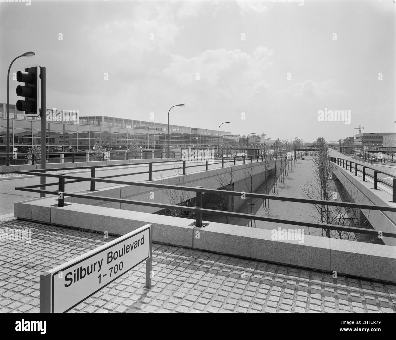 The Shopping Centre, Silbury Boulevard, Milton Keynes, Buckinghamshire, 06/06/1979. Una vista che guarda a sud ovest lungo Silbury Boulevard dall'incrocio con Secklow Gate che mostra il centro commerciale Milton Keynes. Foto Stock