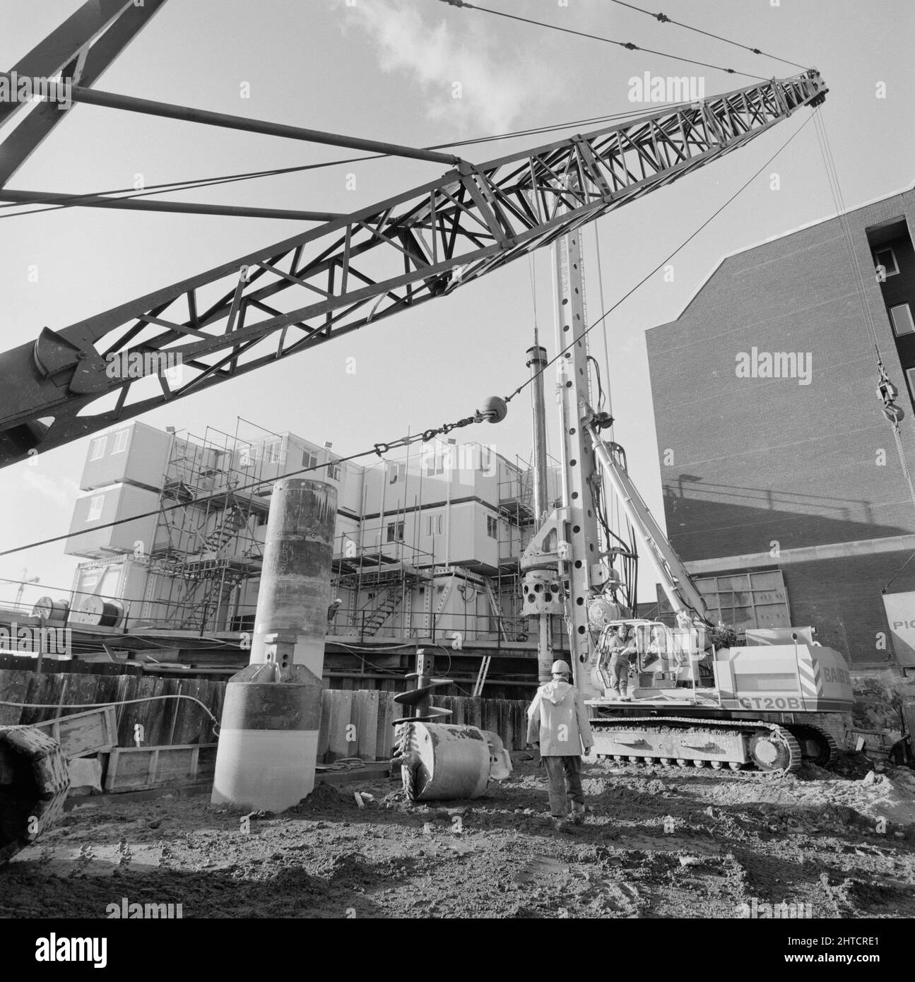 Vintners Place, Upper Thames Street, Queenhitthe, Londra, 17/01/1990. Una gru per escavatori e un carro di perforazione per cumuli in uso presso il cantiere Vintners Place. Laing ha sottoscritto il contratto di gestione &#XA3;79m per la costruzione di un ufficio di alta qualità 37.000sqm a Vintners luogo tra marzo 1989 e dicembre 1992. I lavori in loco sono iniziati nel giugno 1989 con la demolizione di 10 edifici, tra cui Vintry House e Kennett Wharf, sul lungofiume. La fa&#xe7;ade del Tamigi House lungo Queen Street Place è stata conservata e incorporata nello sviluppo. Il progetto era il fi Foto Stock