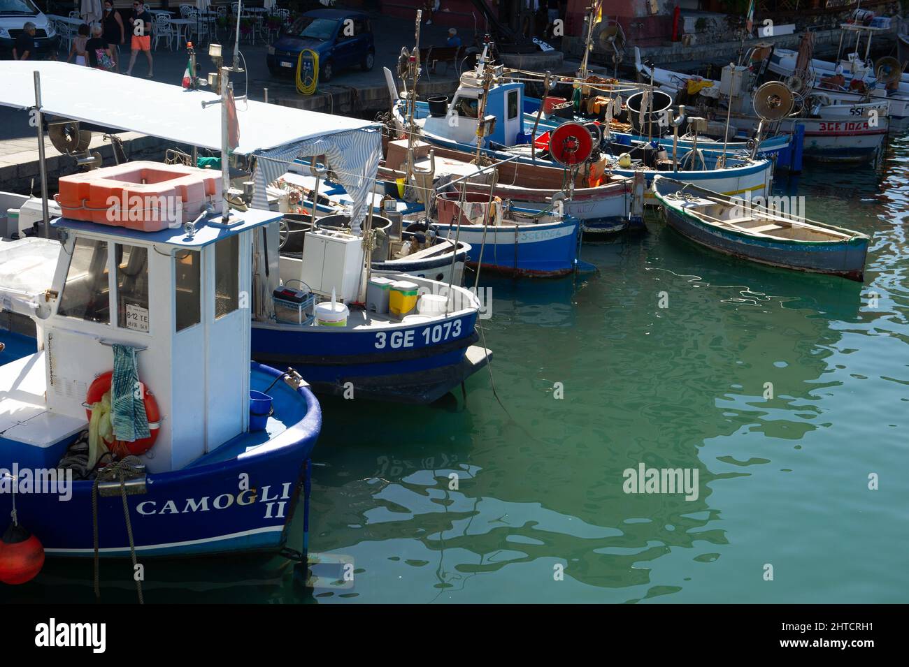 Europa, Italia, Città di Camogli sul Mediterraneo in Liguria. Porto con barche di pescatori Foto Stock