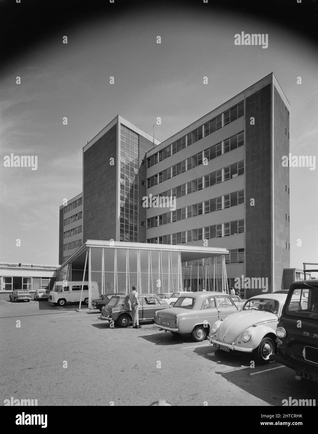 Walsgrave Hospital, Clifford Bridge Road, Walsgrave on Sowe, Coventry, West Midlands, 01/07/1969. L'esterno del blocco di maternità presso l'Ospedale Walsgrave, Coventry, che mostra l'ingresso principale e il baldacchino dell'ambulanza. Questa fotografia è riportata nel numero di ottobre 1969 di Team Spirit, la newsletter della Laing Company. Foto Stock