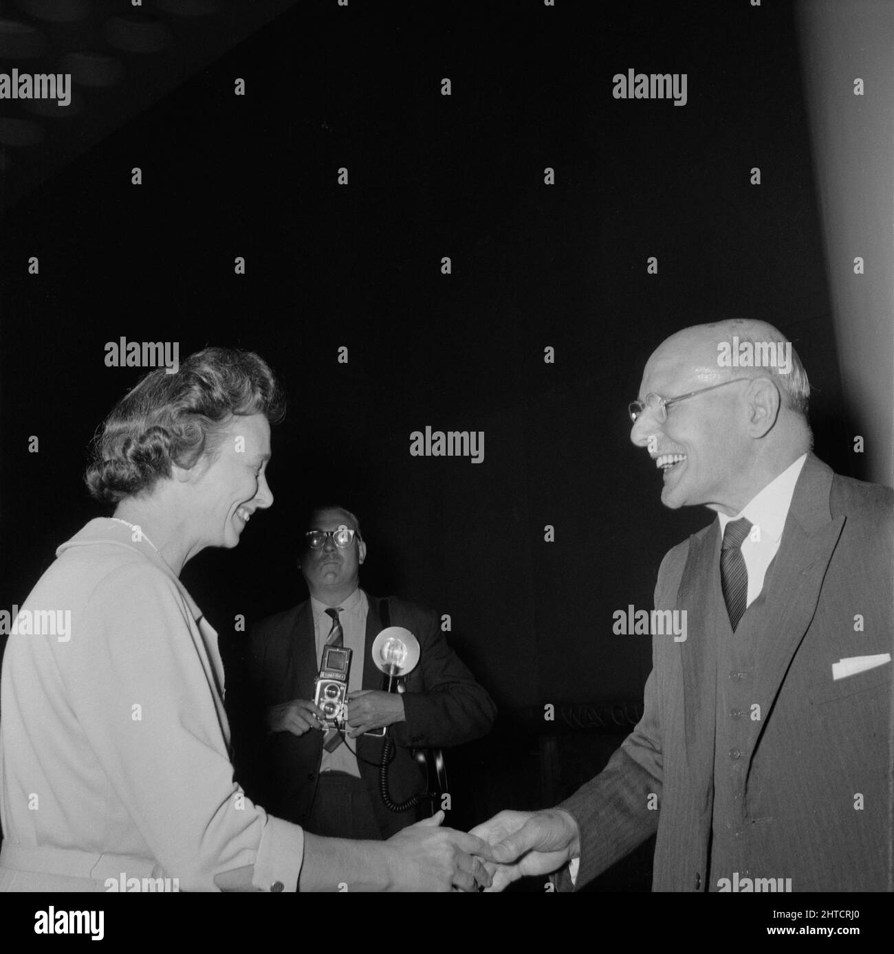 Municipio di Wembley, Forty Lane, Brent, Londra, 22/06/1962. E L Davies si è fatto un'agitazione con Sir John Laing durante un premio per 25 anni di servizio in una presentazione di lunga durata e pensionamento che si tiene nel Municipio di Wembley. La presentazione del servizio e del pensionamento si è svolta presso il Municipio di Wembley dopo un'assemblea generale annuale della società. Le presentazioni sono state effettuate da W K Laing (Kirby) e J M Laing (Maurice) con la partecipazione di Sir John Laing. Foto Stock