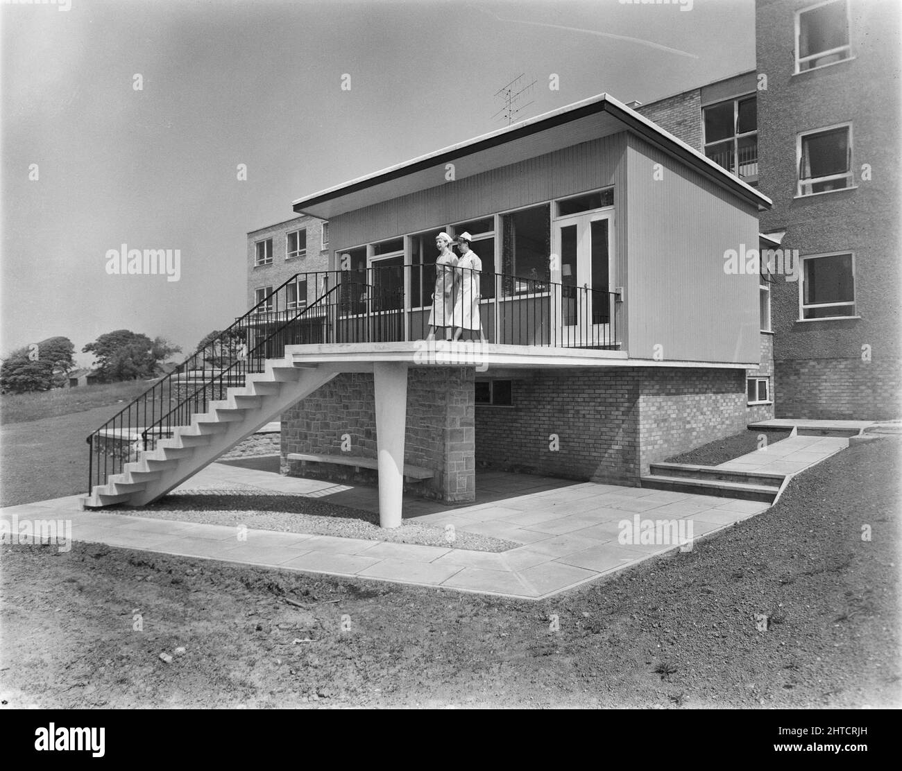 West Cumberland Hospital, Homewood Road, Homewood, Whitehaven, Copeland, Cumbria, 31/05/1960. Due infermieri fuori dall'ingresso del blocco di alloggio infermieri presso il West Cumberland Hospital. Team Spirit, la newsletter della Laing Company, indica che le unità geriatriche e psichiatriche sono state costruite durante la prima fase di costruzione, completata nel 1959. Foto Stock