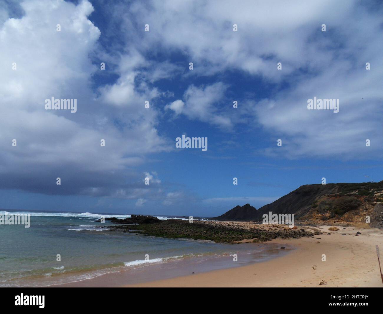 Vista naturale della splendida costa rocciosa di Alentejo Litoral, Portogallo Foto Stock