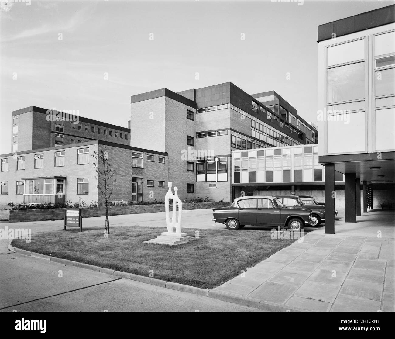 West Cumberland Hospital, Homewood Road, Homewood, Whitehaven, Copeland, Cumbria, 27/08/1964. L'ingresso alla clinica di maternità presso il West Cumberland Hospital. Nel marzo 1962 sono iniziati i lavori di maternità; una proroga del contratto per la fase principale di costruzione dell'ospedale nel maggio 1961. È stato completato e consegnato nel gennaio 1964. Questa fotografia è apparsa nel numero di dicembre 1964 di Team Spirit, la newsletter della Laing Company. Foto Stock