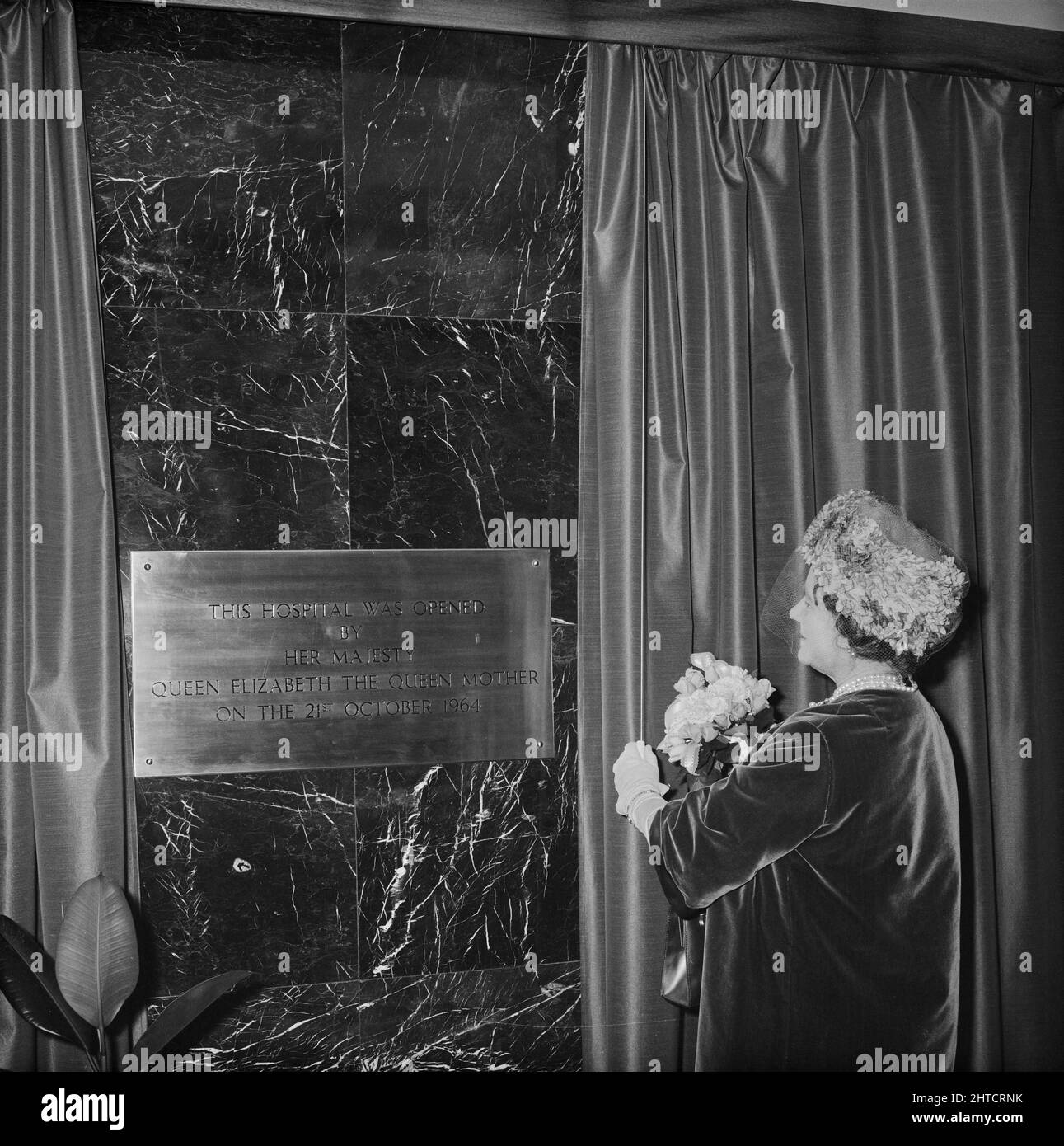 West Cumberland Hospital, Homewood Road, Homewood, Whitehaven, Copeland, Cumbria, 21/10/1964. La Regina Madre svelando una targa che celebra l'apertura ufficiale del West Cumberland Hospital. Foto Stock