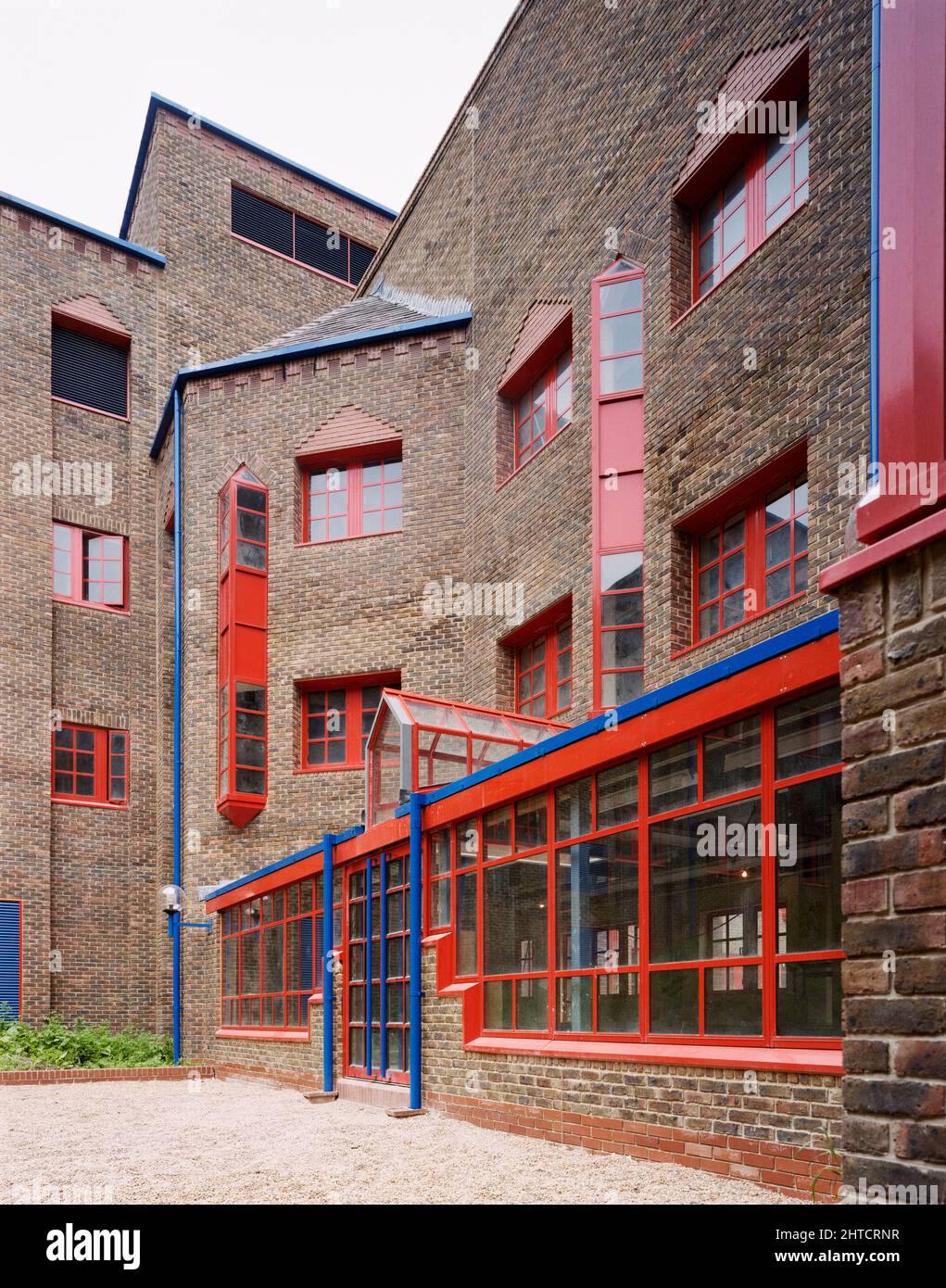 West Dorset County Hospital, Dorchester, West Dorset, Dorset, 25/07/1986. Una vista esterna di parte del West Dorset County Hospital. All'inizio del 1980s sono stati sviluppati piani per un ospedale moderno che sostituisca il vecchio Dorchester Hospital, in un nuovo sito ad ovest del centro città. Una joint venture tra la regione sud-occidentale di Laing&#x2019 e la Haden Young Limited sono state responsabili della fase i del progetto di costruzione, che doveva fornire 149 posti letto e includeva unità di maternità e geriatria, due sale operatorie e un reparto di patologia e raggi X. La fase i nella parte nord del nuovo sito era composta Foto Stock