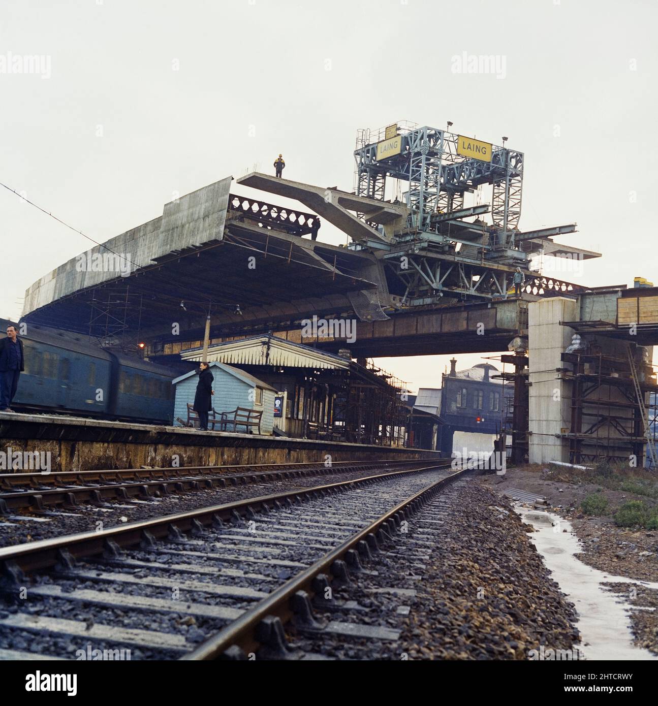 Westway Flyover, A40, Kensington e Chelsea, Londra, ottobre-dicembre 1969. La gru di trasporto che abbassa un'unità di ponte del Westway Flyover in posizione mentre si estende la ferrovia vicino a Westbourne Park Station. La gru trasportatrice è stata appositamente progettata e costruita dal Dipartimento dello stabilimento di Laing. Il gantry a quattro zampe ha fatto 400 viaggi lungo la carreggiata della Sezione 5, sollevando le singole unità del ponte dal Harrow Road End, trasportandole per la lunghezza dell'autostrada e abbassandole in posizione. Le unità di copertura della sezione 5 pesano fino a 130 tonnellate e sono larghe oltre 28 metri, trasportando al Foto Stock