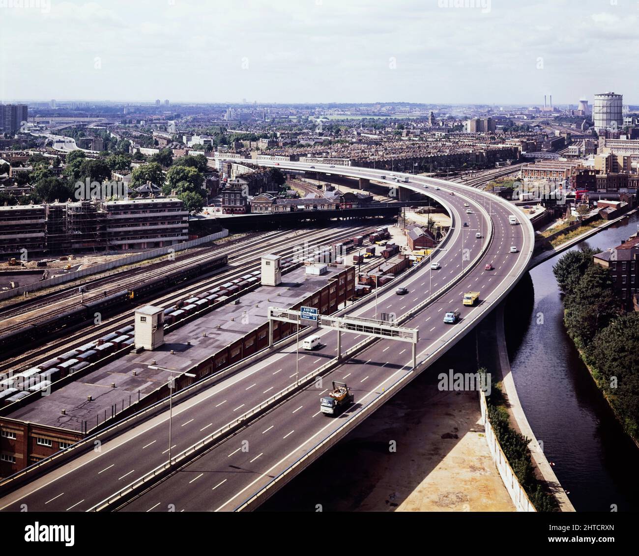 Westway Flyover, A40, Paddington, City of Westminster, Londra, 01/09/1971. Una vista elevata che guarda ad ovest lungo il percorso del Westway Flyover, che lo mostra che si affaccia sul Canal Grand Union e che si curva per attraversare la ferrovia vicino alla stazione di Westbourne Park. I lavori in loco per la Western Avenue Extension sono iniziati il 1st settembre 1966 e la Westway, divenuta nota, è stata ufficialmente aperta il 28th luglio 1970. L'autostrada sopraelevata che collega la A40 a White City a Marylebone Road a Paddington, a circa 2 e#xbd; Miles, era la più lunga d'Europa. Questa fotografia è stata scattata al riferimento griglia TQ249118183 Foto Stock