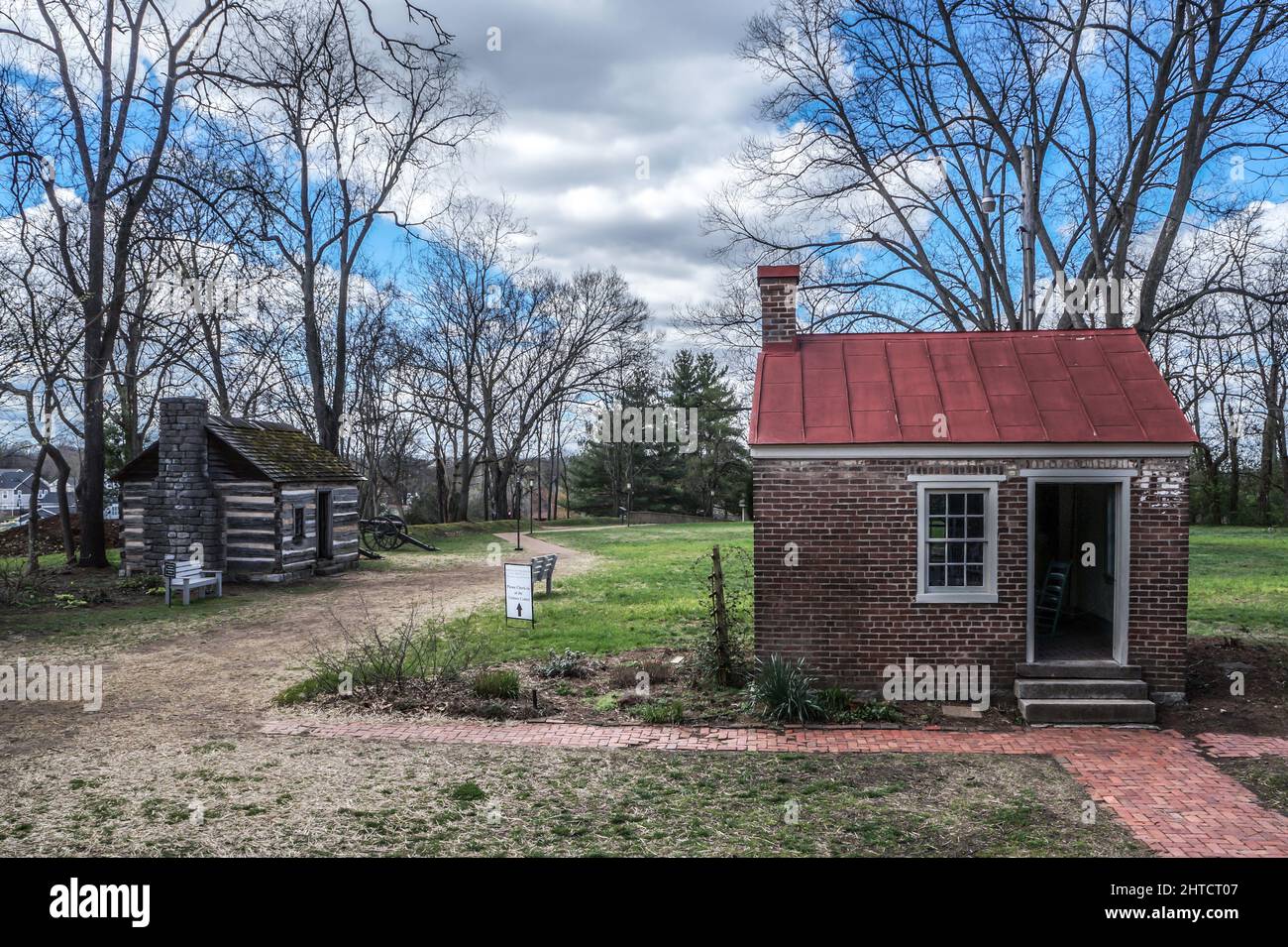 Vista dei piccoli cottage nel parco. Campo di battaglia della Guerra civile Camp Wildcat, Kentucky, USA. Foto Stock