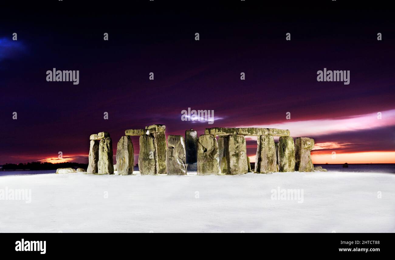 Stonehenge, Stonehenge Down, Amesbury, Wiltshire, 2008. Vista generale di Stonehenge dopo la nevicata, illuminata sotto il cielo viola crepuscolo. Esiste anche una versione di questa immagine digitale modificata per la pubblicazione, come PLB N090035.tif. Foto Stock