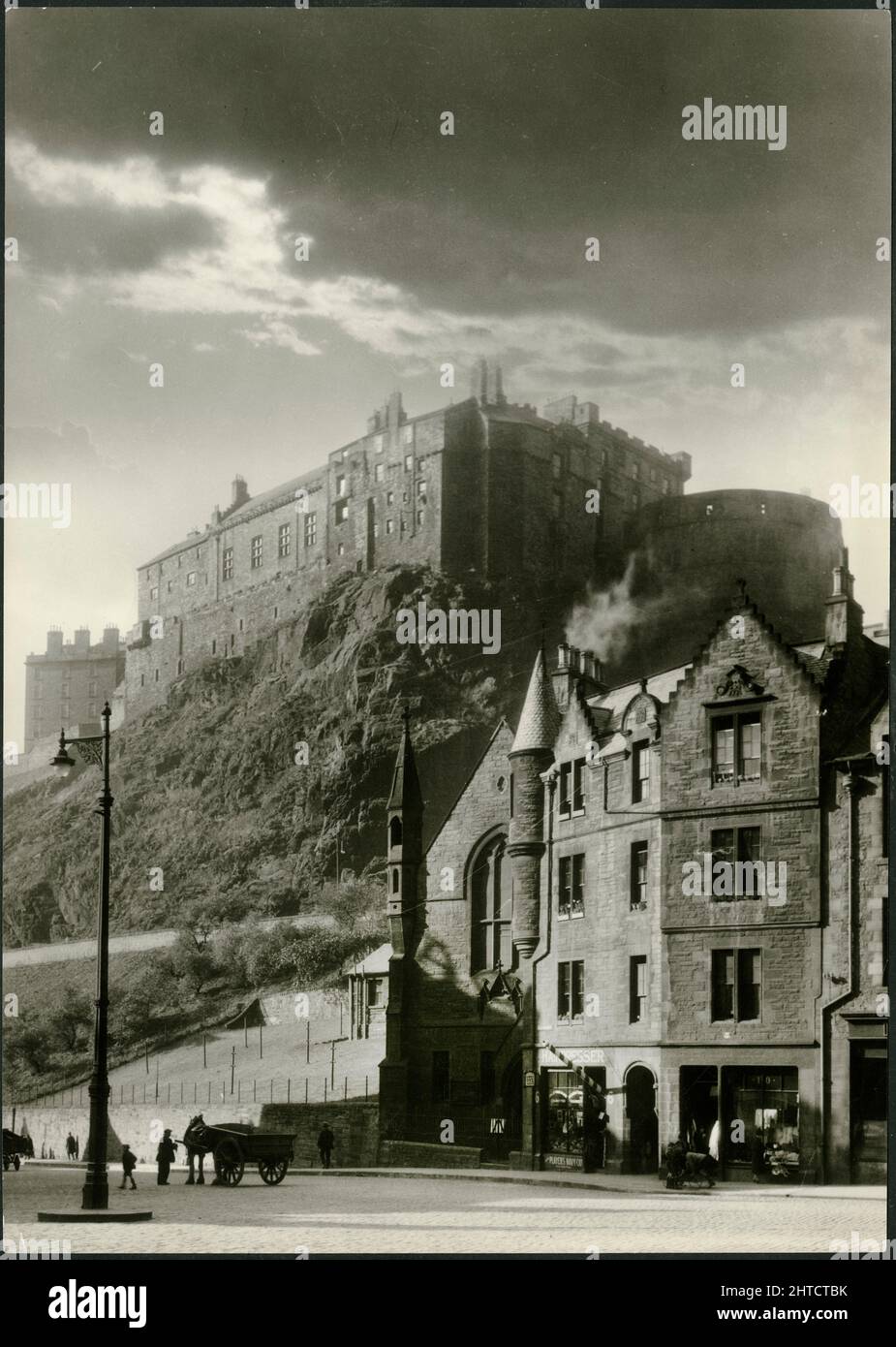 Castello di Edimburgo, Edimburgo, Scozia, 1920-1935. Castello di Edimburgo visto dal Grassmarket. Foto Stock