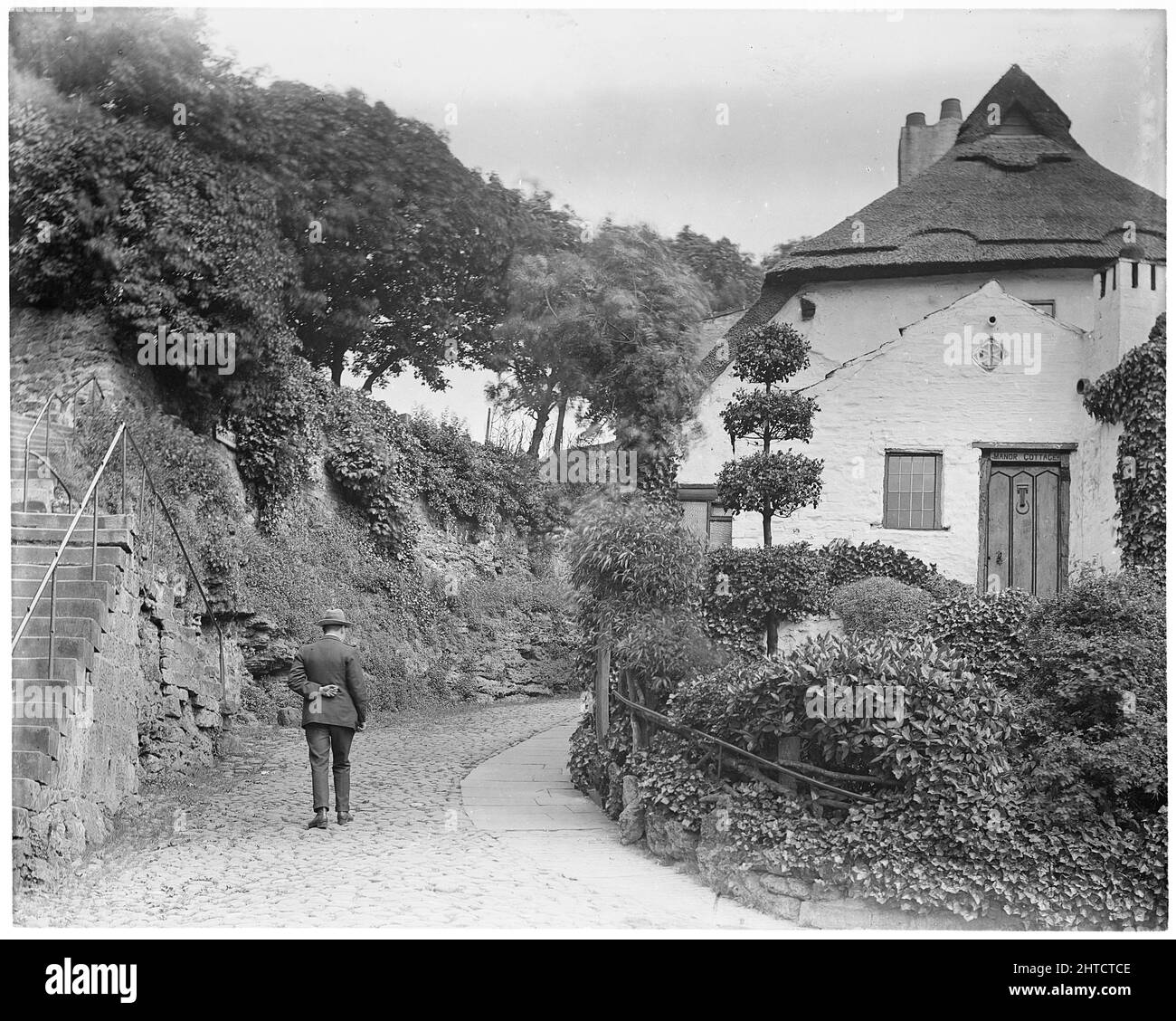 Manor Cottage, Water Bag Bank, Knaresborough, Harrogate, North Yorkshire, 1900-1940. Una vista da ovest che mostra un uomo che cammina su Water Bag Bank, passato Manor Cottage. Foto Stock