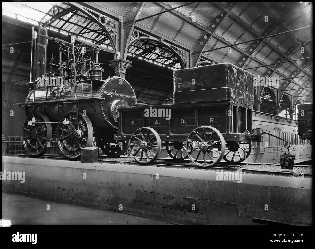 Locomotion No 1, York Railway Station, 1900-1940. Locomotion No 1 fu una prima locomotiva a vapore costruita nel 1824 da George e Robert Stephenson. Fu la prima locomotiva a vapore a trasportare un treno passeggeri, sulla ferrovia di Stockton e Darlington. Foto Stock