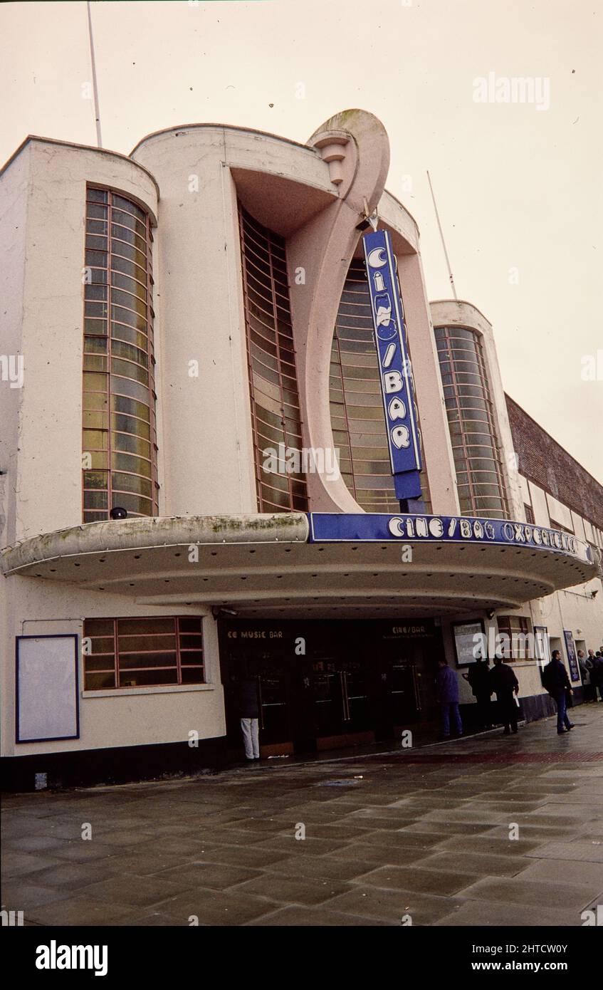 Grosvenor Cine/Bar Experience, Alexandra Avenue, Rayners Lane, Harrow, Londra, 1986-1999. La facciata a tre bocche del Grosvenor Cine/Bar Experience e Ace Bar, vista da nord-ovest. Il cinema Grosvenor è stato inaugurato nel 1936. Fu rilevata da Odeon nel 1937 e fu conosciuta come il Cinema Gaumont tra il 1950 e il 1964. Dopo la chiusura come cinema nel 1986, l'edificio divenne un bar e un nightclub, e più tardi un luogo religioso. Gli interni e gli esterni sono stati mantenuti durante i diversi usi dell'edificio, tra cui la parte anteriore a tre bocche e il foyer. Foto Stock