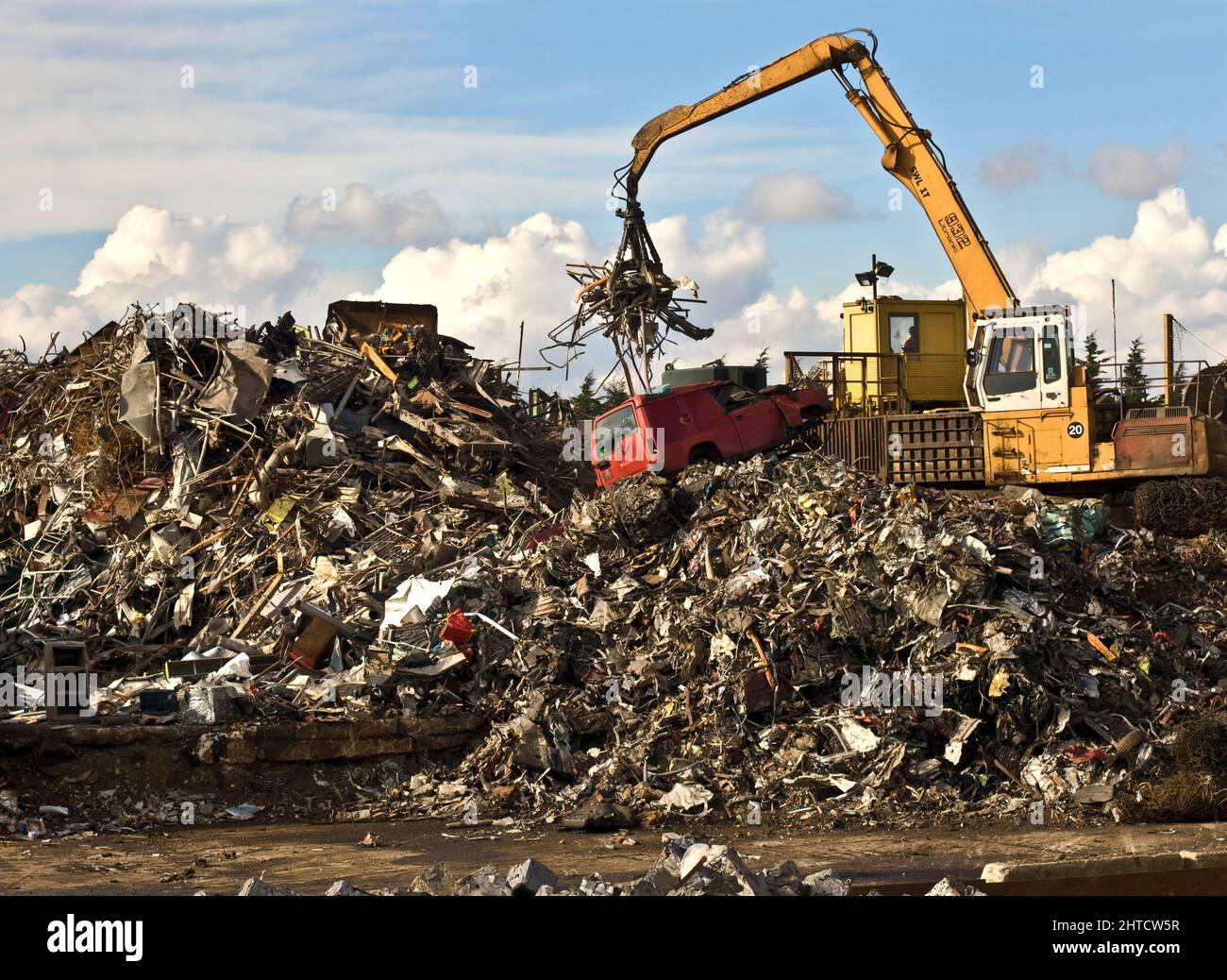 EMR Swindon Scrap Metal Yard, Gypsy Lane, Swindon, 2009. Vista generale del cantiere di rottamazione, con una macchina per la movimentazione di materiali in opera sopra una pila di rifiuti metallici e veicoli rottamati. Foto Stock