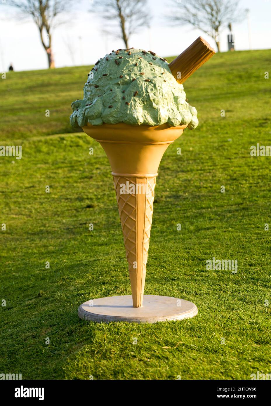 Hoe Park, città di Plymouth, 2009. Vista generale di un gigantesco modello pubblicitario di un cono gelato, in mostra a Hoe Park. Foto Stock