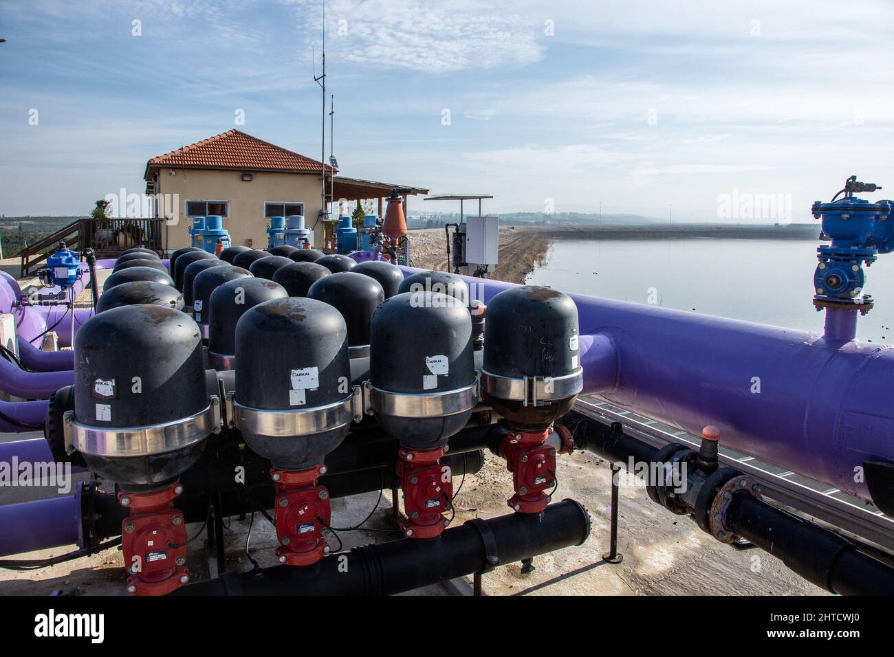 Pompe acqua alla rete fognaria impianto di trattamento. L'acqua trattata viene poi usato per irrigazione e uso agricolo. Fotografato vicino Hadera, Israele Foto Stock