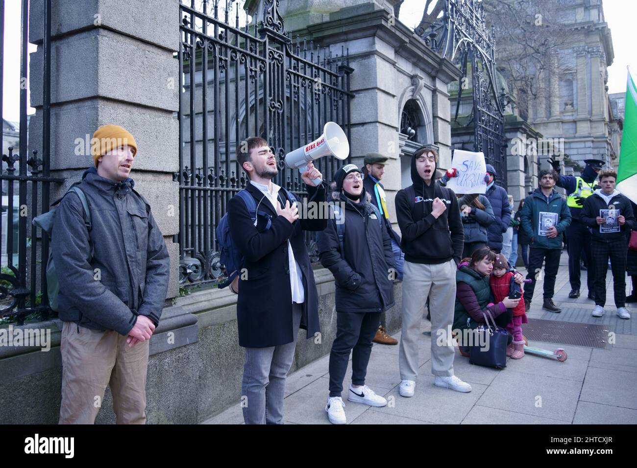 Protesta contro la guerra di fronte a Leinster House (Parlamento irlandese) Foto Stock