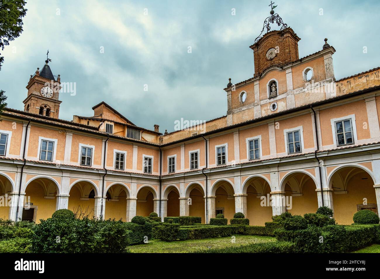 Il grande chiostro del monastero certosino di Trisulti. I portici del portico e le celle dei monaci. Collepardo, provincia di Frosinone, Lazio, Foto Stock