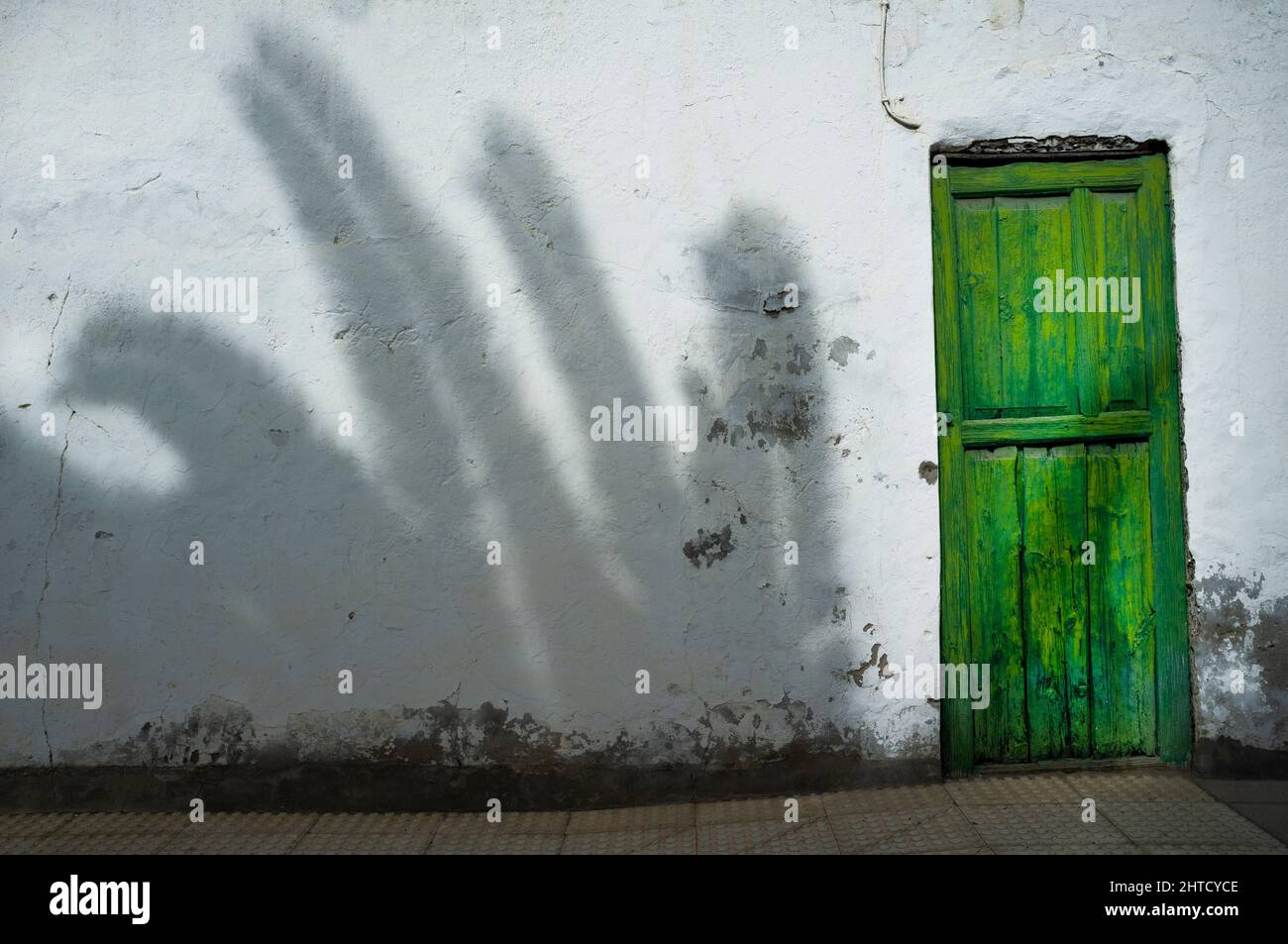 Una porta verde nel villaggio di Haria a Lanzarote Foto Stock