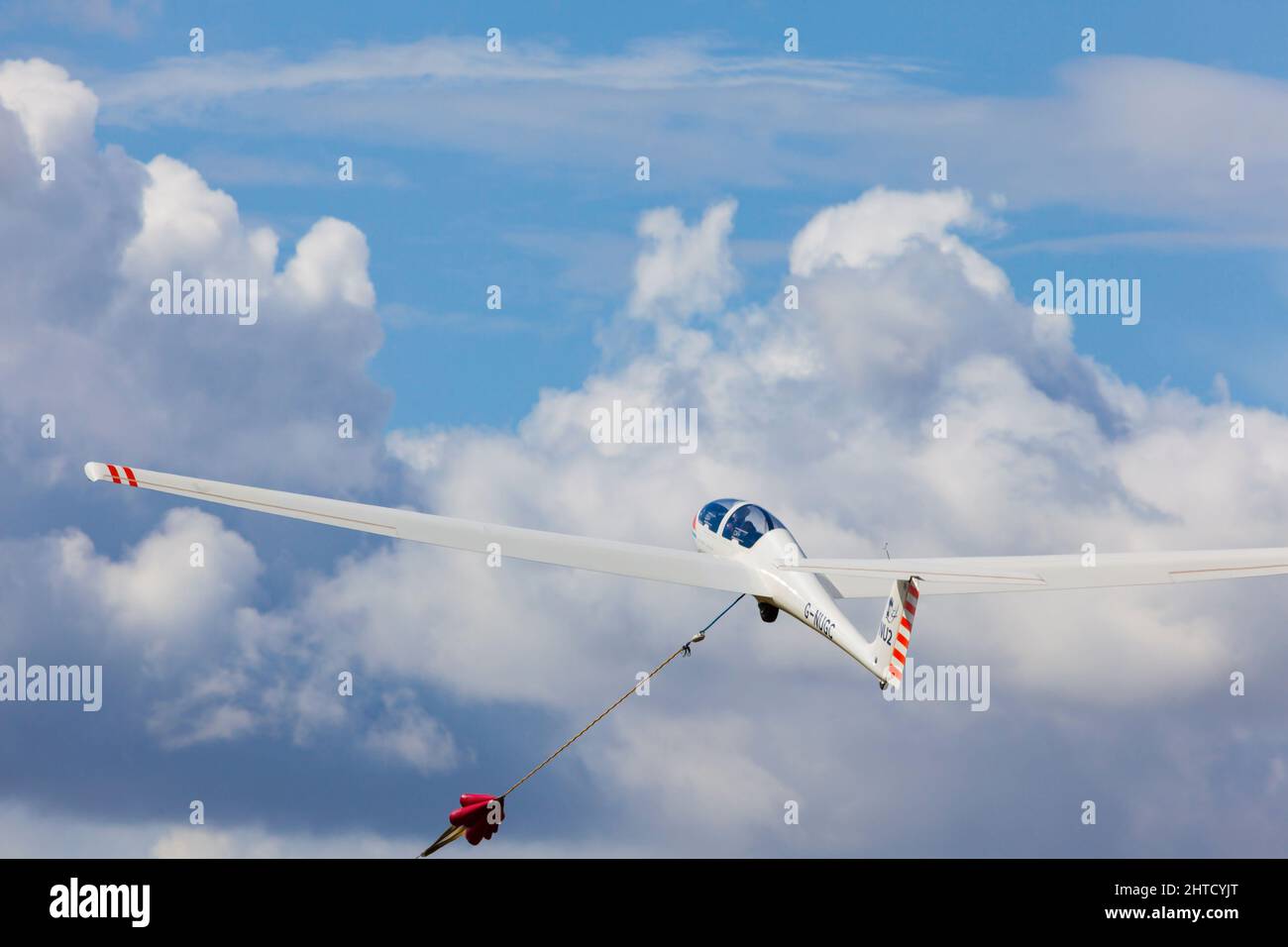 Grob G103 Acro velivolo di addestramento a due posti del Nottingham University Gliding Club, G-NUGC, in un lancio a verricello al RAF Cranwell, Lincolnshire, Inghilterra Foto Stock