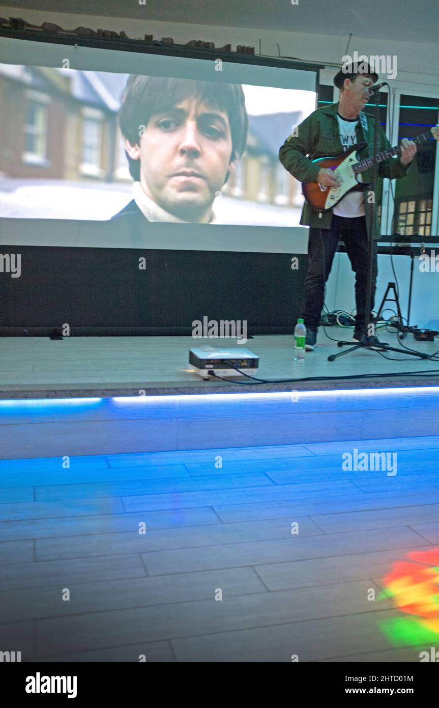 Un atto tributo John Lennon in un resort di vacanza a Lanzarote, Spagna Foto Stock