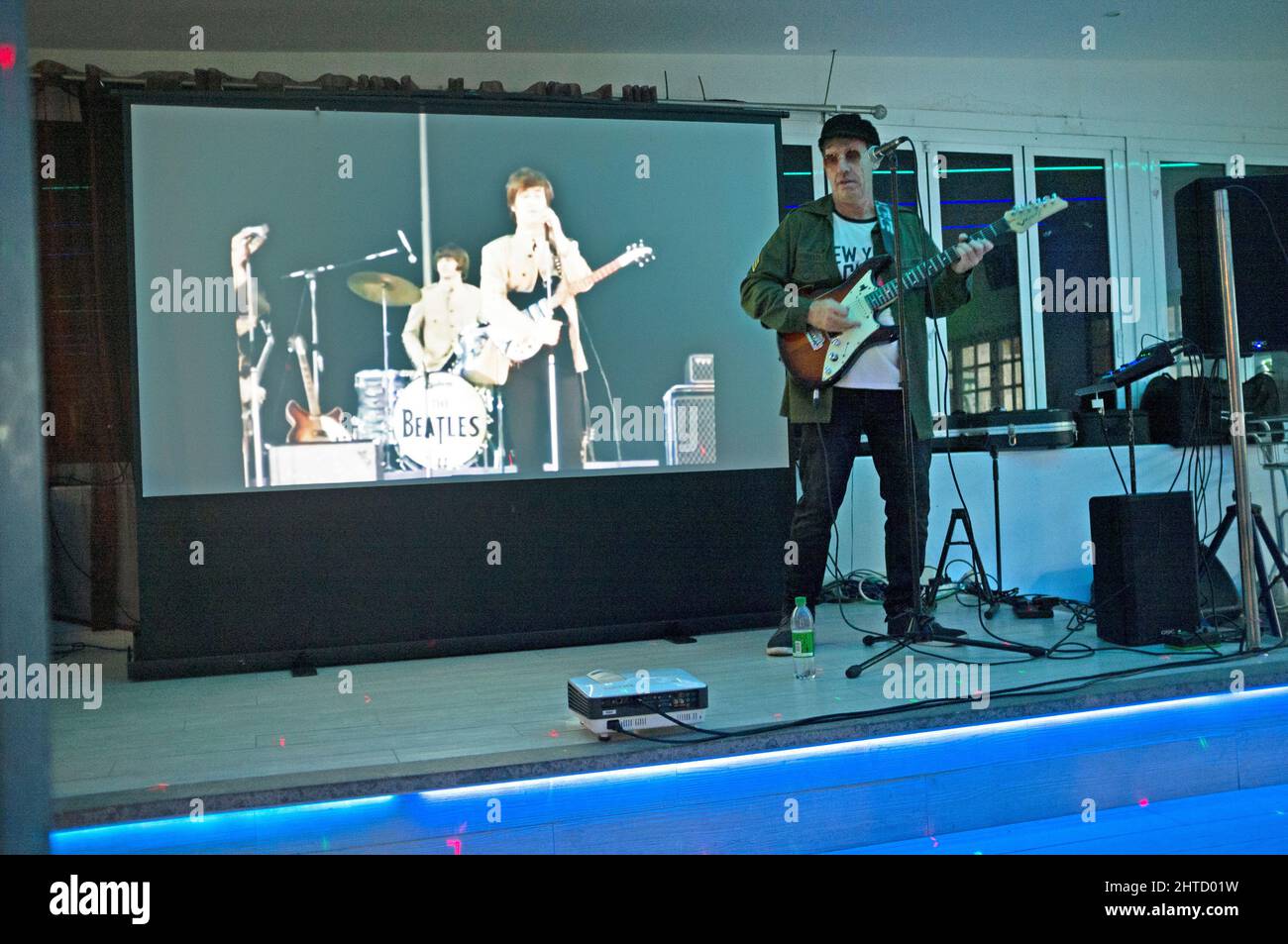 Un atto tributo John Lennon in un resort di vacanza a Lanzarote, Spagna Foto Stock