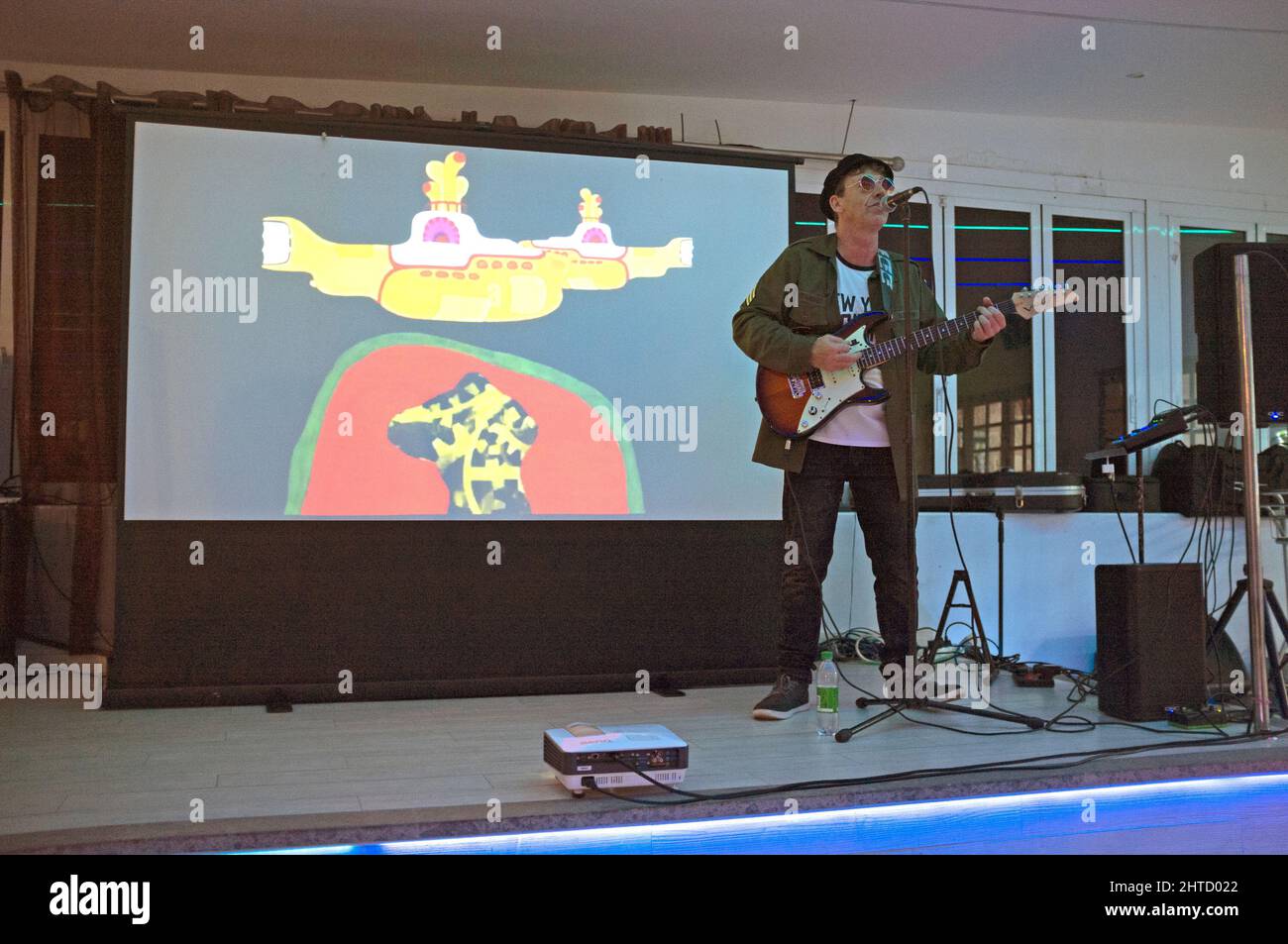 Un atto tributo John Lennon in un resort di vacanza a Lanzarote, Spagna Foto Stock