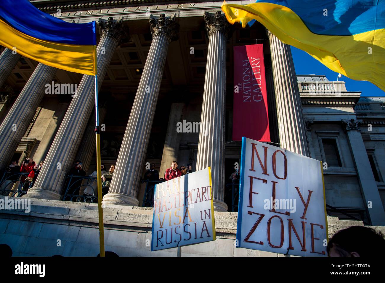 Ban MasterCard e Visa in Russia e No Fly zone cartelloni, Stand by Ukraine protesta, Trafalgar Square, Londra, Regno Unito, 27th febbraio 2022 Foto Stock Ban MasterCard e Visa in Russia e No Fly zone cartelloni, Stand by Ukraine protesta, Trafalgar Square, Londra, Regno Unito, 27th febbraio 2022 Foto Stock