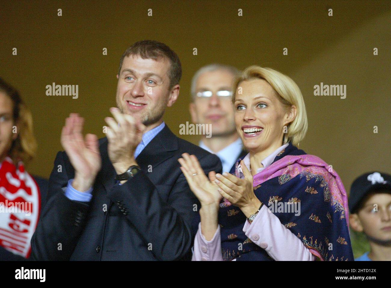 28 Febbraio 2022 - ROMAN ABRAMOVICH - CHELSEA FC FILE PHOTO ROMAN ABRAMOVICH E SUA MOGLIE IRINA MONACO / CHELSEA CHAMPIONS LEAGUE SEMIFINALE, MONACO - 20 Apr 2004 Foto : Mark Pain / Alamy Live News Foto Stock