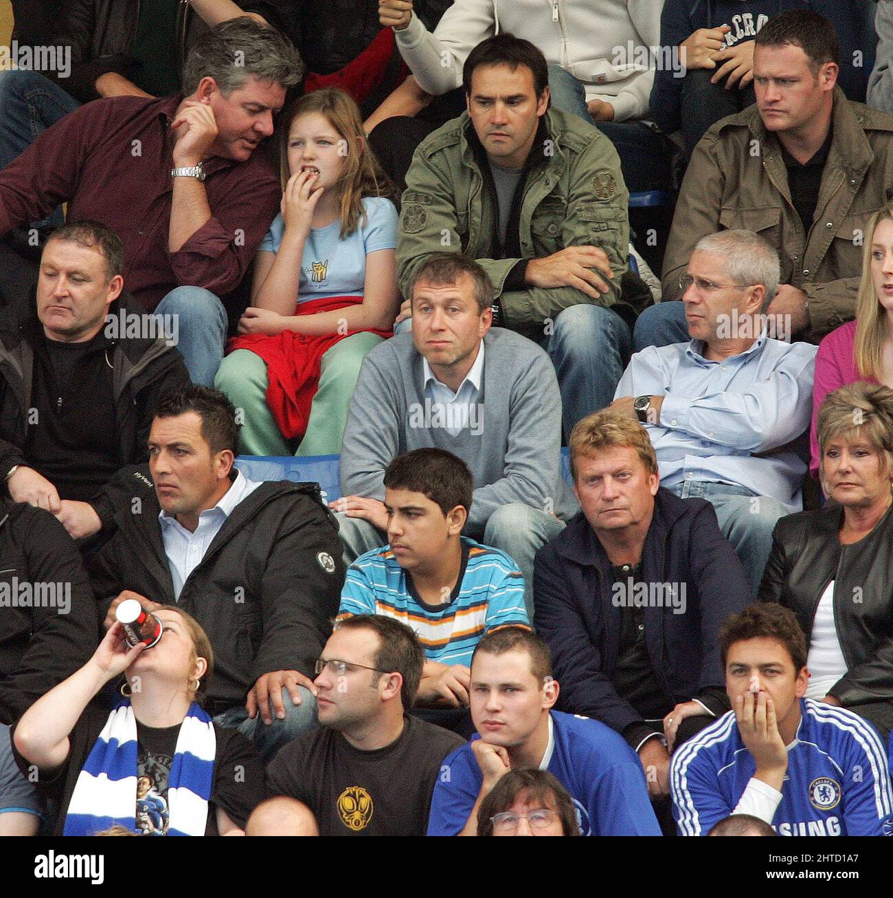 28 Febbraio 2022 - ROMAN ABRAMOVICH - CHELSEA FC FILE PHOTO Roman Abramovich seduta con i tifosi del Chelsea nella Shed End a Stamfird Bridge. Chelsea v Fulham Premier League Football Match, Stamford Bridge, Londra, Gran Bretagna - 29 set 2007 Foto : © Mark Pain / Alamy Live News Foto Stock