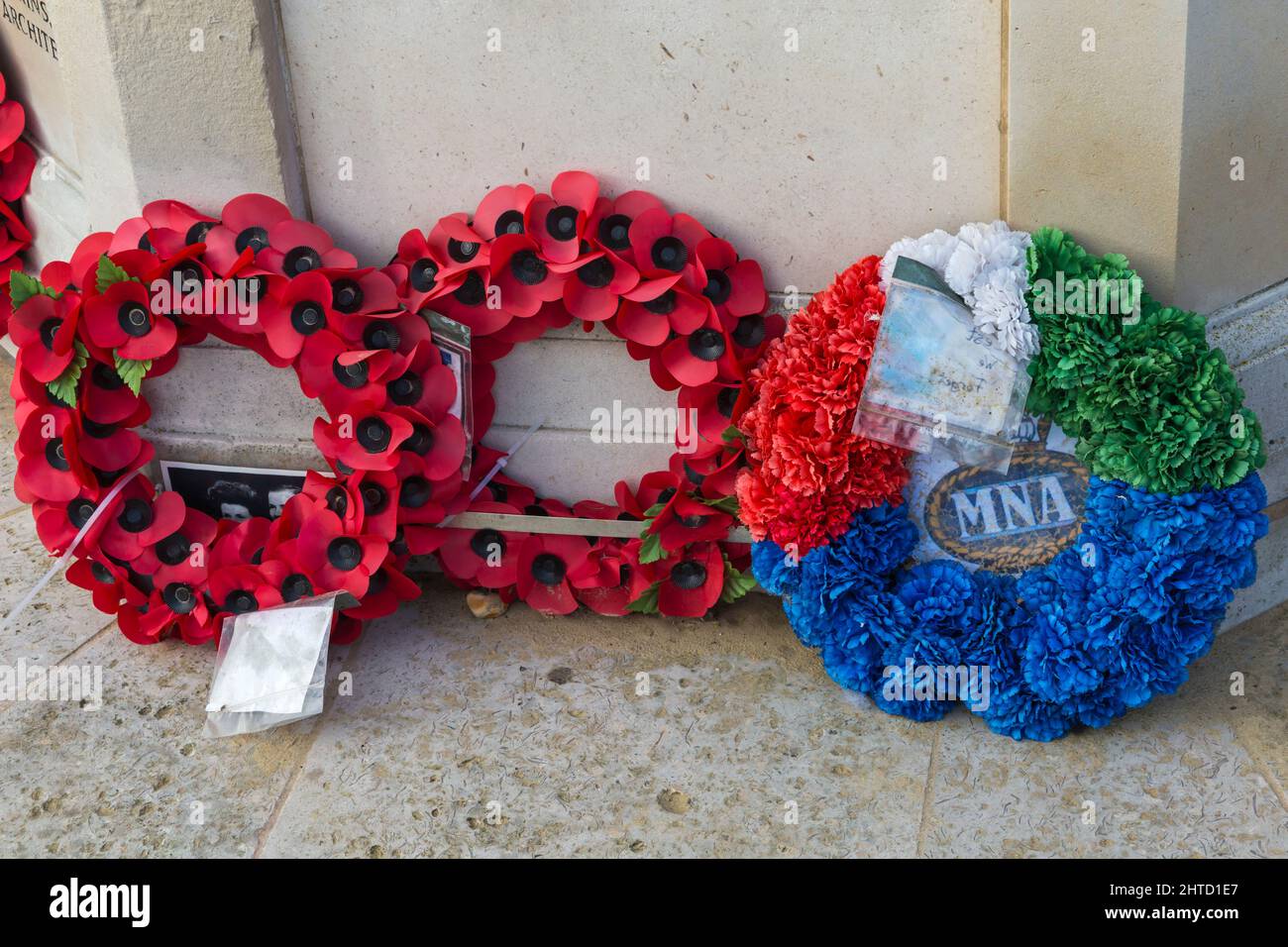 Memorial Wreaths - le corone deposte contro l'American War Memorial sulla spianata a Weymouth, Dorset UK nel mese di ottobre Foto Stock