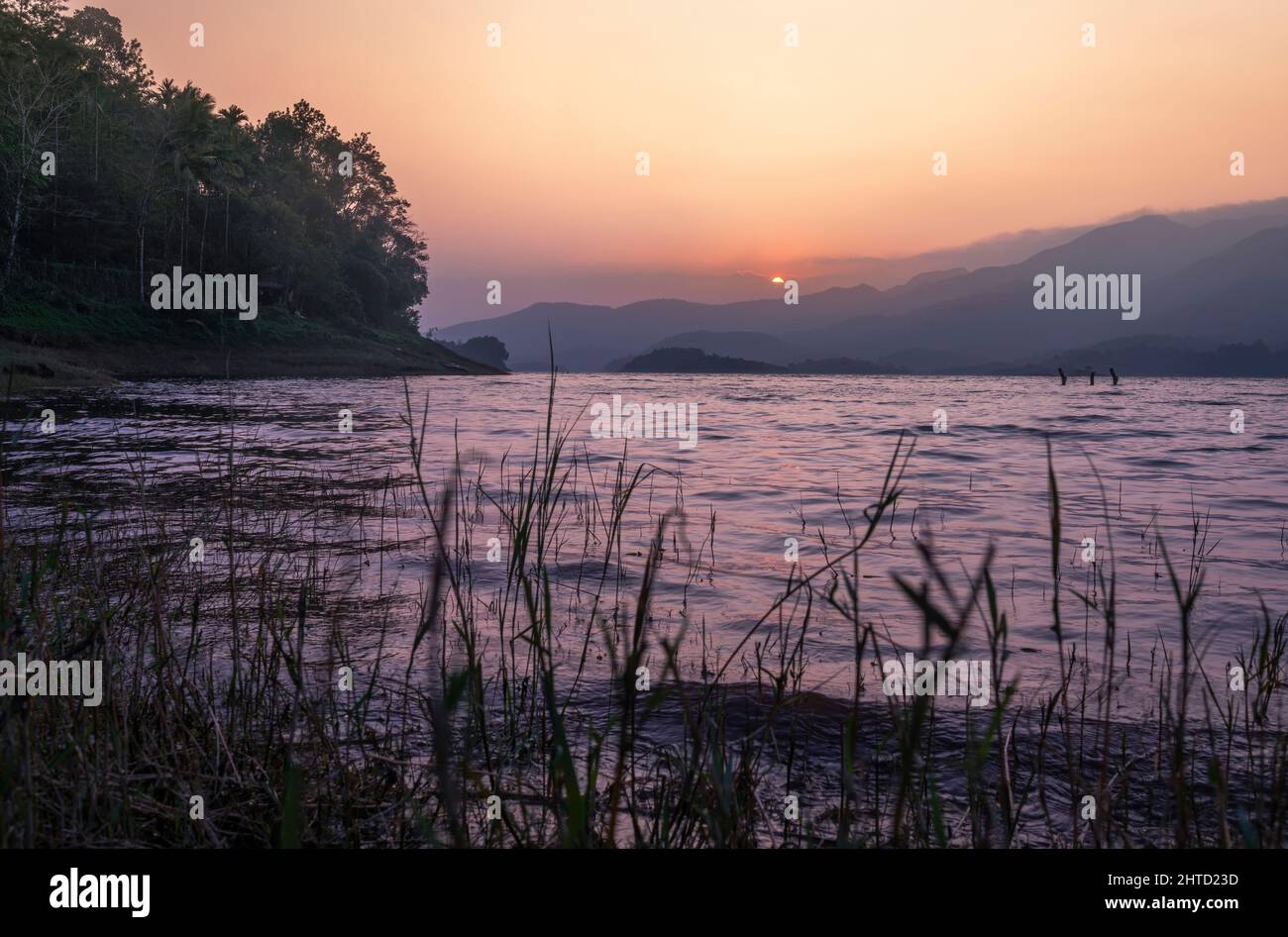 Splendida vista sul lago al tramonto, ripresa dalla diga Wayanad Banasura Foto Stock