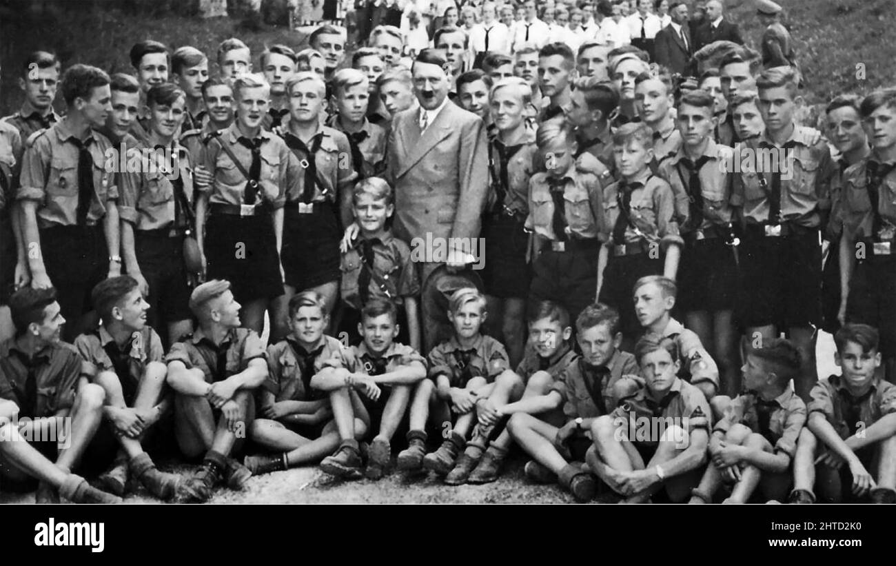 ADOLF HITLER (1889-1945) con i membri della Gioventù Hitler ad Obersalzberg nel 1938 Foto Stock