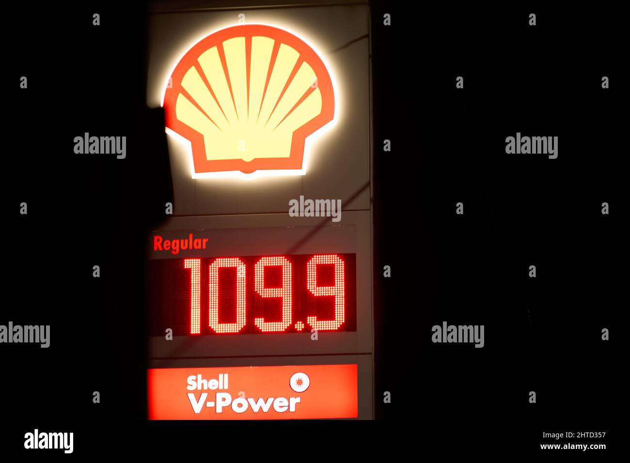 Segnale di gas di guscio che mostra 109,9 dollari sullo sfondo nero Foto Stock