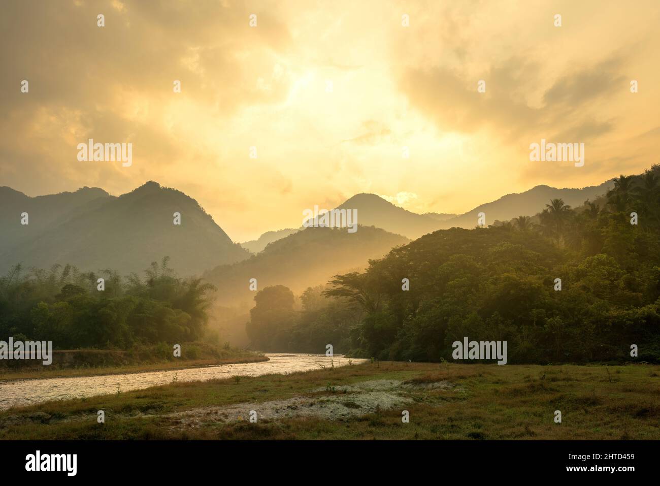 Vista mozzafiato dell'alba estiva sulle montagne con il bellissimo lago, Kerala paesaggio naturale immagine per viaggi e turismo concetto Foto Stock