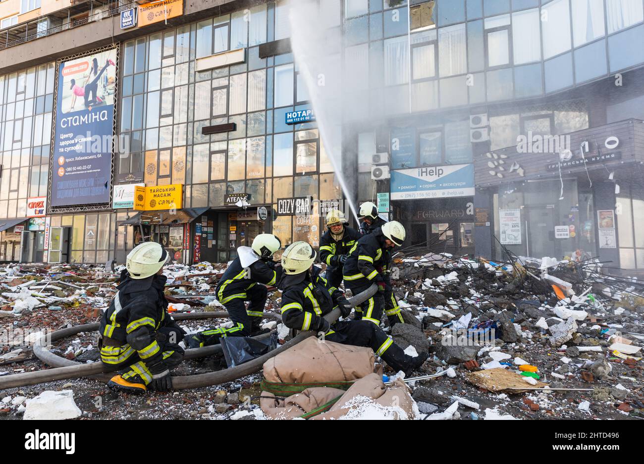 KIEV, UCRAINA - 25 febbraio 2022: Guerra della Russia contro l'Ucraina. Il servizio di salvataggio lavora vicino a una casa distrutta dal razzo russo a Kiev credito: Mykhailo Palinchak/Alamy Live News Foto Stock