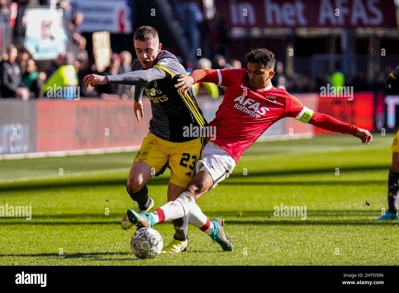 Alkmaar - Patrik Walemark di Feyenoord, Owen Wijndal di AZ Alkmaar durante la partita tra AZ Alkmaar e Feyenoord presso lo stadio AFAS il 27 febbraio 2022 ad Alkmaar, Olanda. (Da Box a Box Pictures/Yannick Verhoeven) Foto Stock