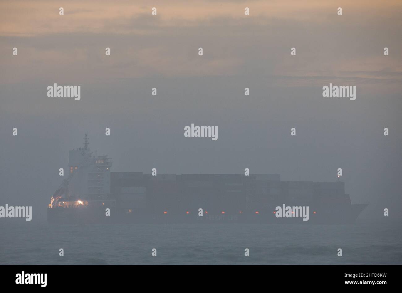 Bullens Bay, Cork, Irlanda. 28th Febbraio, 2022. Container nave BG Emerald è a malapena visibile nella nebbia in quanto si trova all'ancoraggio a Bullens Bay al largo della vecchia testa di Kinsale, Co. Cork, Irlanda. - Credit; David Creedon / Alamy Live News Foto Stock