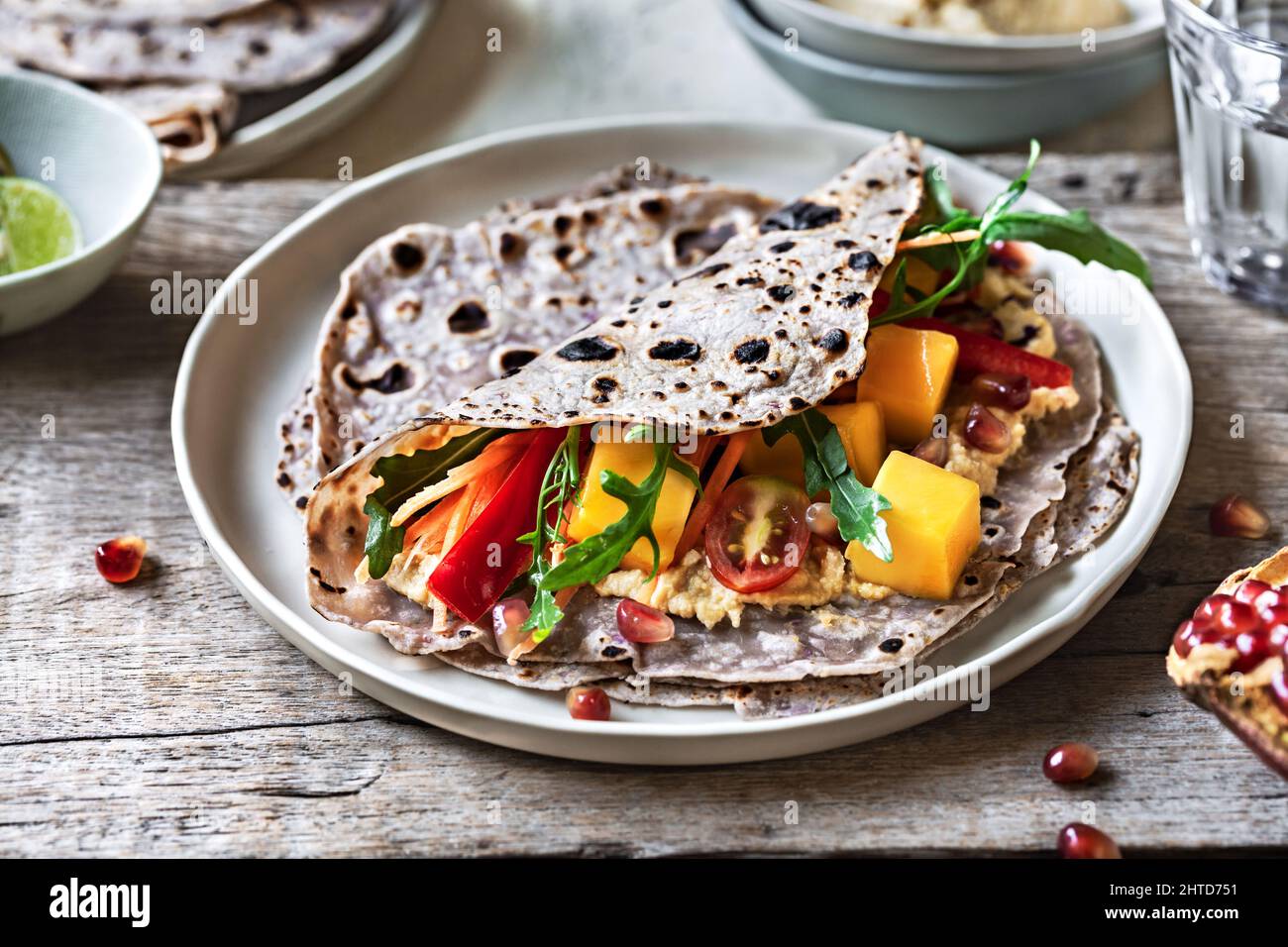 Carota mango Arucola e Hummus con tortilla viola dolce Foto Stock