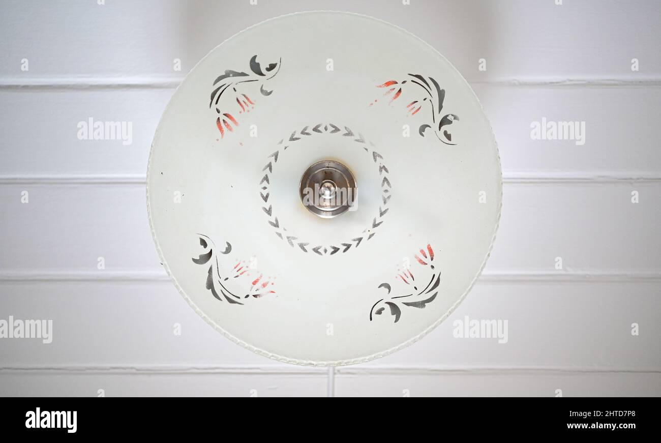 vecchia lampada da soffitto rotonda vintage dipinta con fiori Foto Stock
