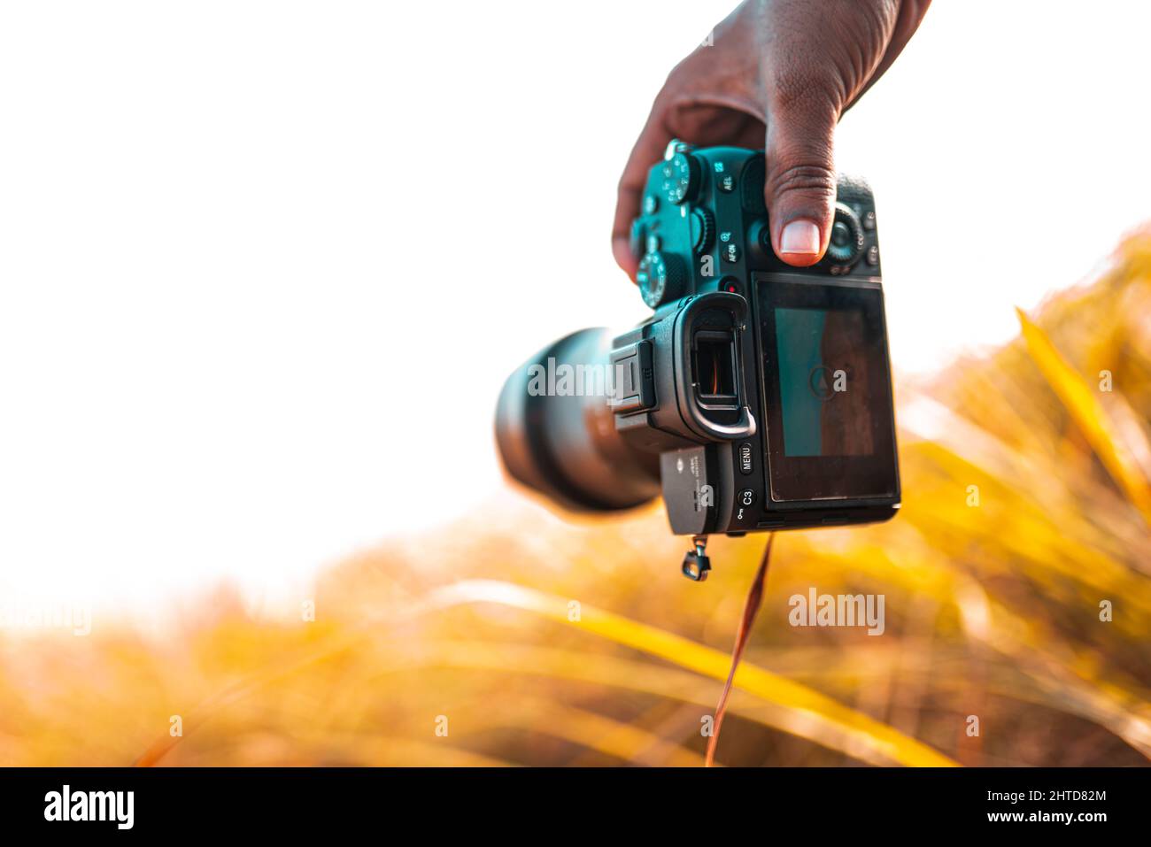Fotografo che scatta foto di un bellissimo paesaggio, immagine a fuoco selettivo immagine del concetto del National Camera Day Foto Stock